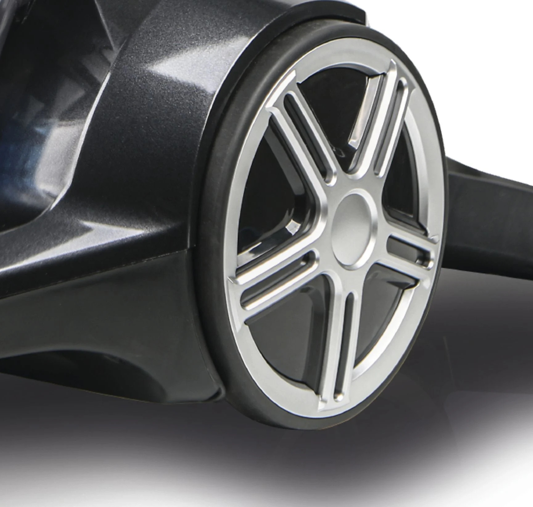 Zbliżenie koła odkurzacza ze srebrnym wzorem szprych.