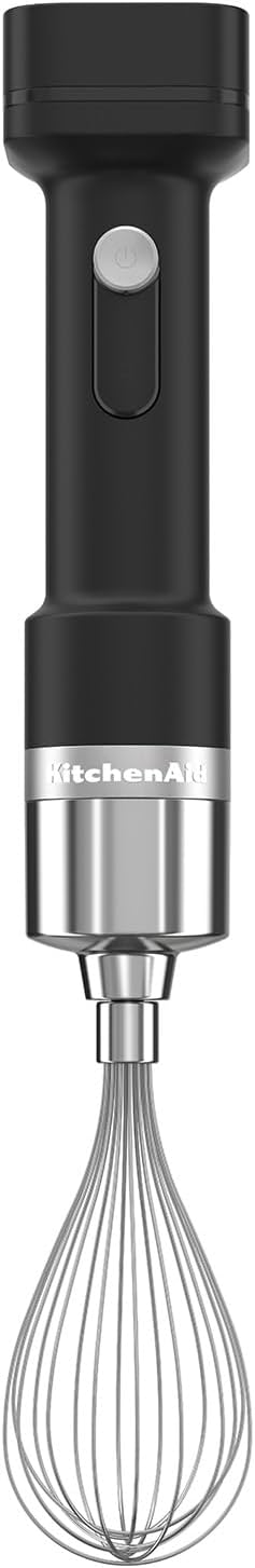 Fekete KitchenAid kézi mixer habverő tartozékkal.