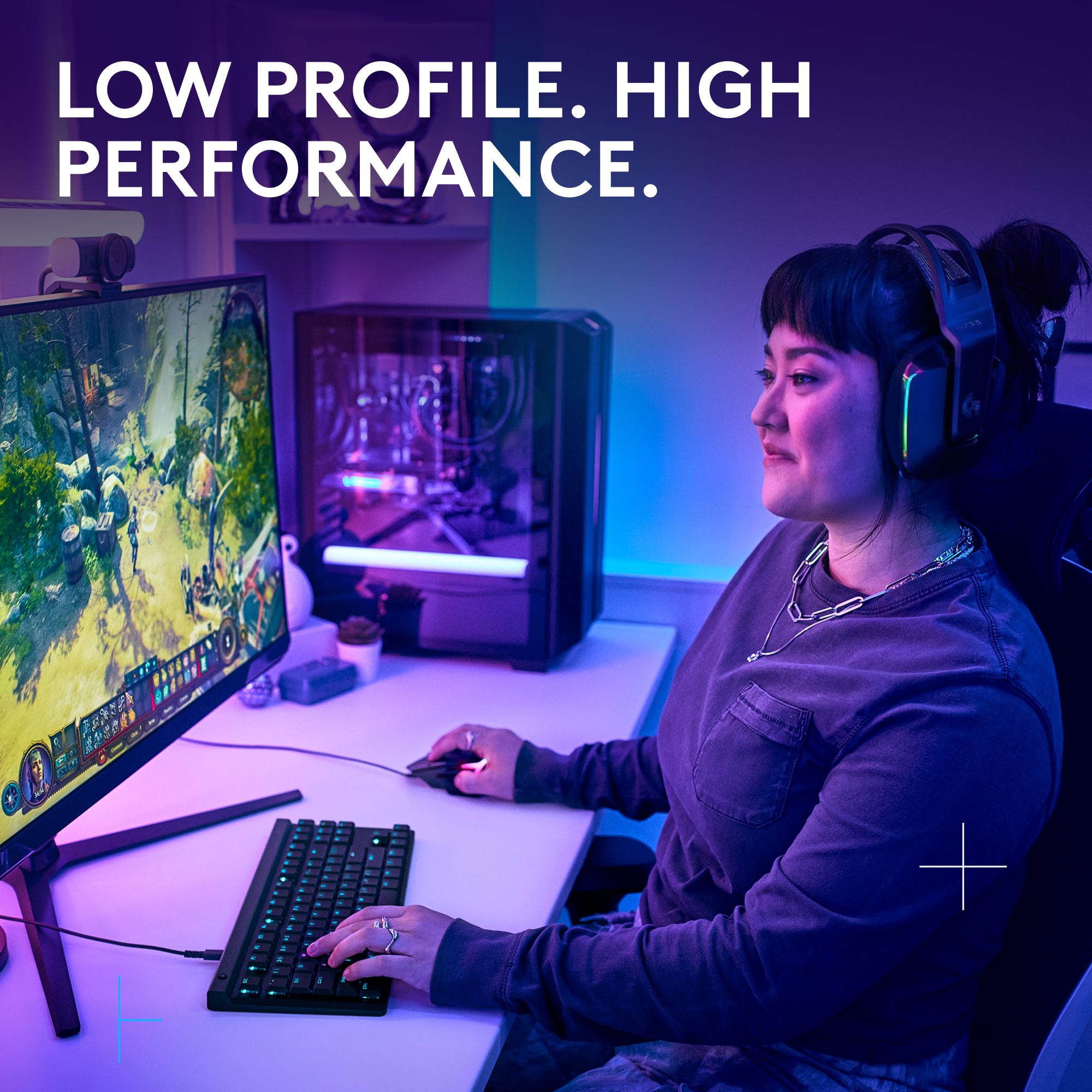 Una donna gioca con monitor, tastiera e cuffie. Testo: Low Profile. High Performance.