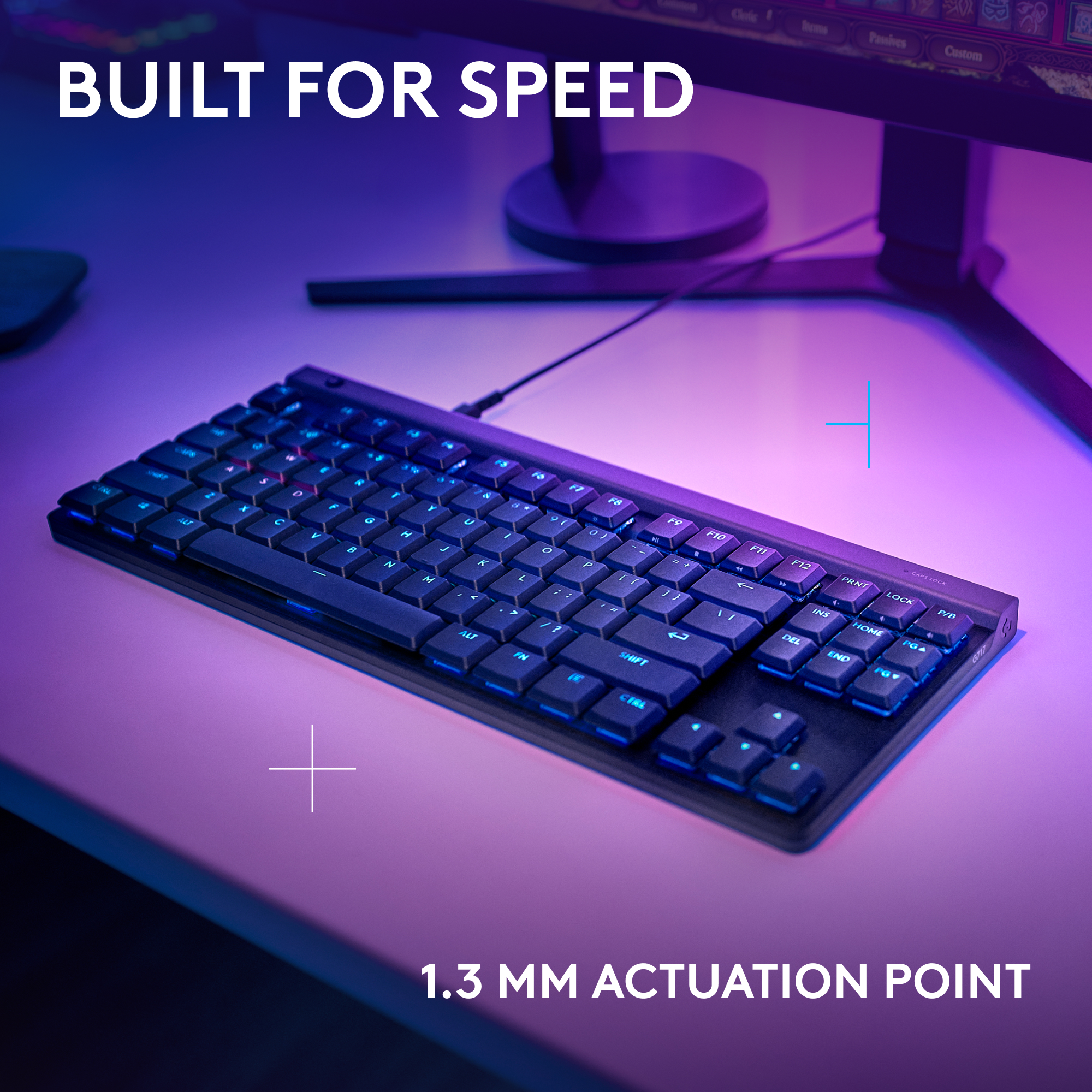 Una tastiera nera con luci blu. In alto c'è la scritta «BUILT FOR SPEED».
