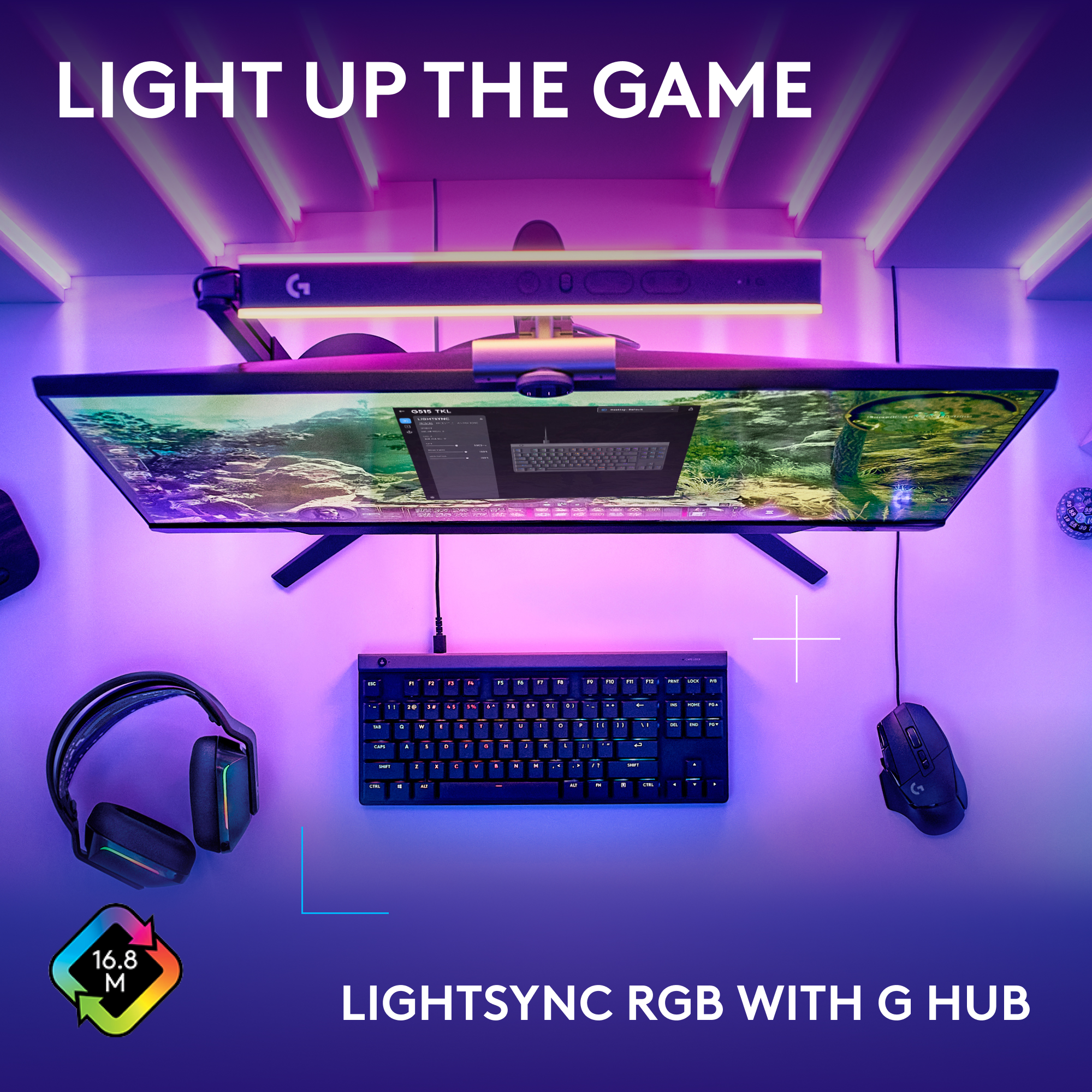 Configurazione di gioco con monitor, tastiera, mouse e cuffie. Una barra luminosa brilla sopra il monitor, con illuminazione RGB.