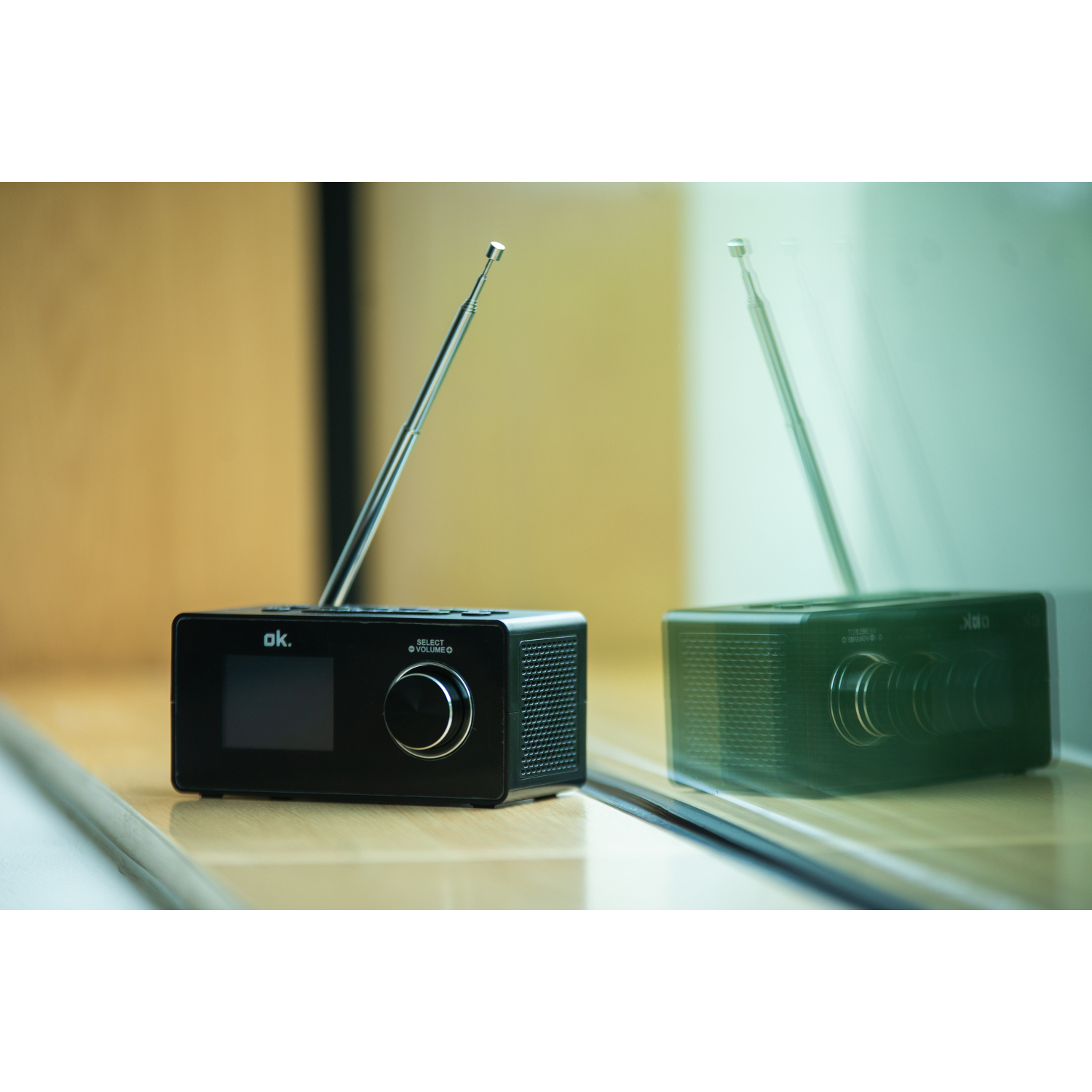 Zwarte radio met antenne. Weerspiegeling op oppervlak. Houten achtergrond.