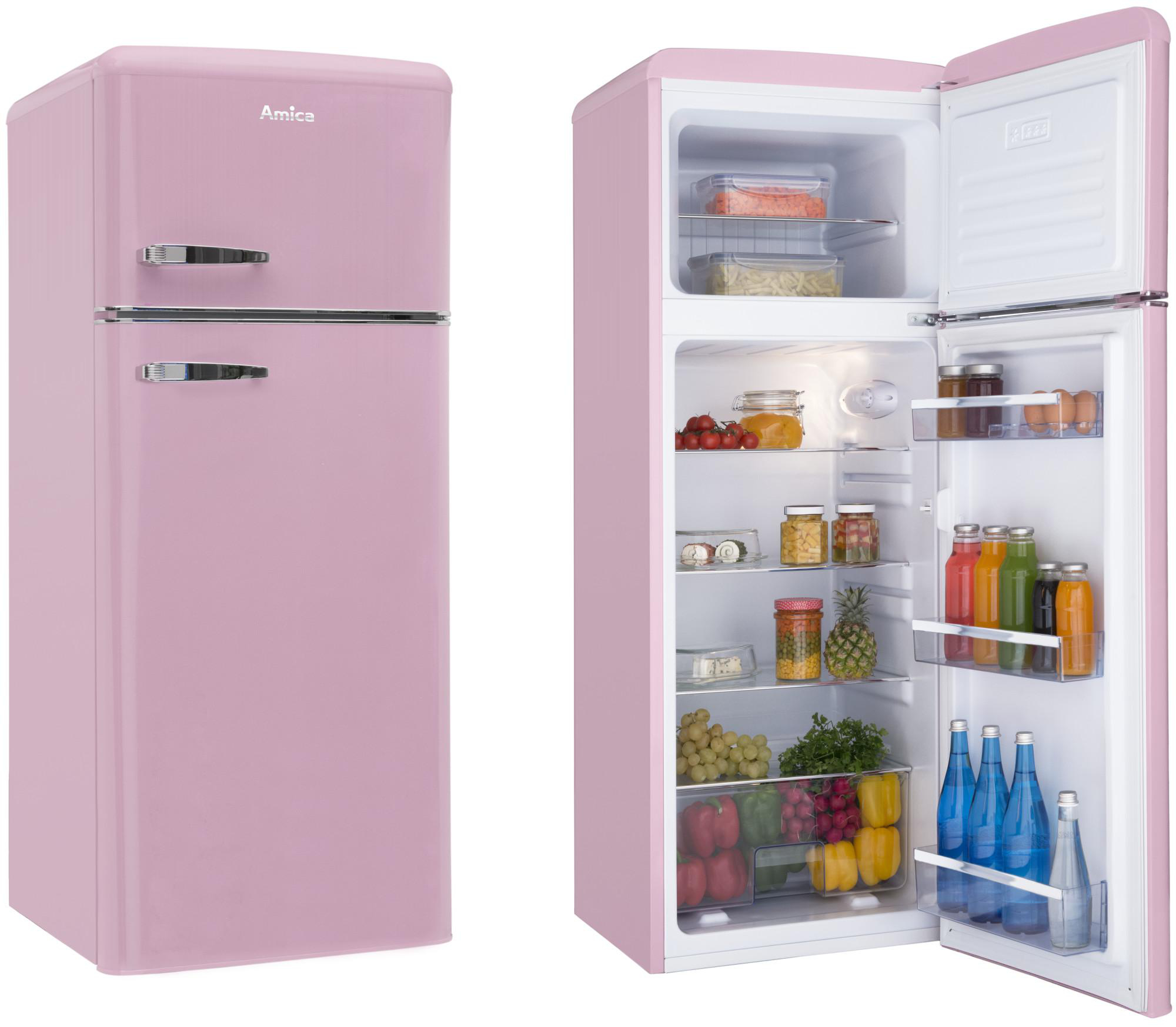 Ein rosa Retro-Kühlschrank mit offener Tür, zeigt Regale mit Lebensmitteln.