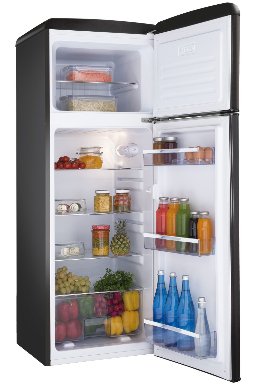 Ein offener schwarzer Kühlschrank mit Lebensmitteln auf den Regalen, einschließlich Obst, Gemüse und Flaschen.