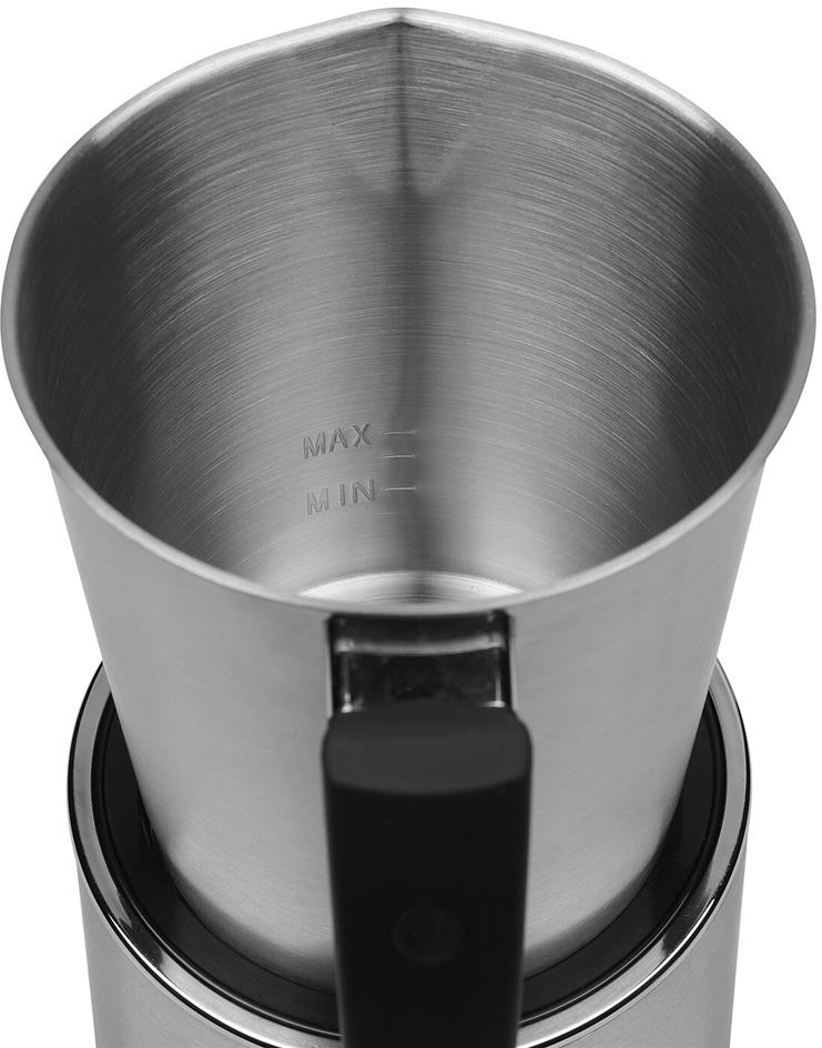 Une cruche en acier inoxydable avec une poignée noire. Elle comporte des indicateurs de niveau max et min.