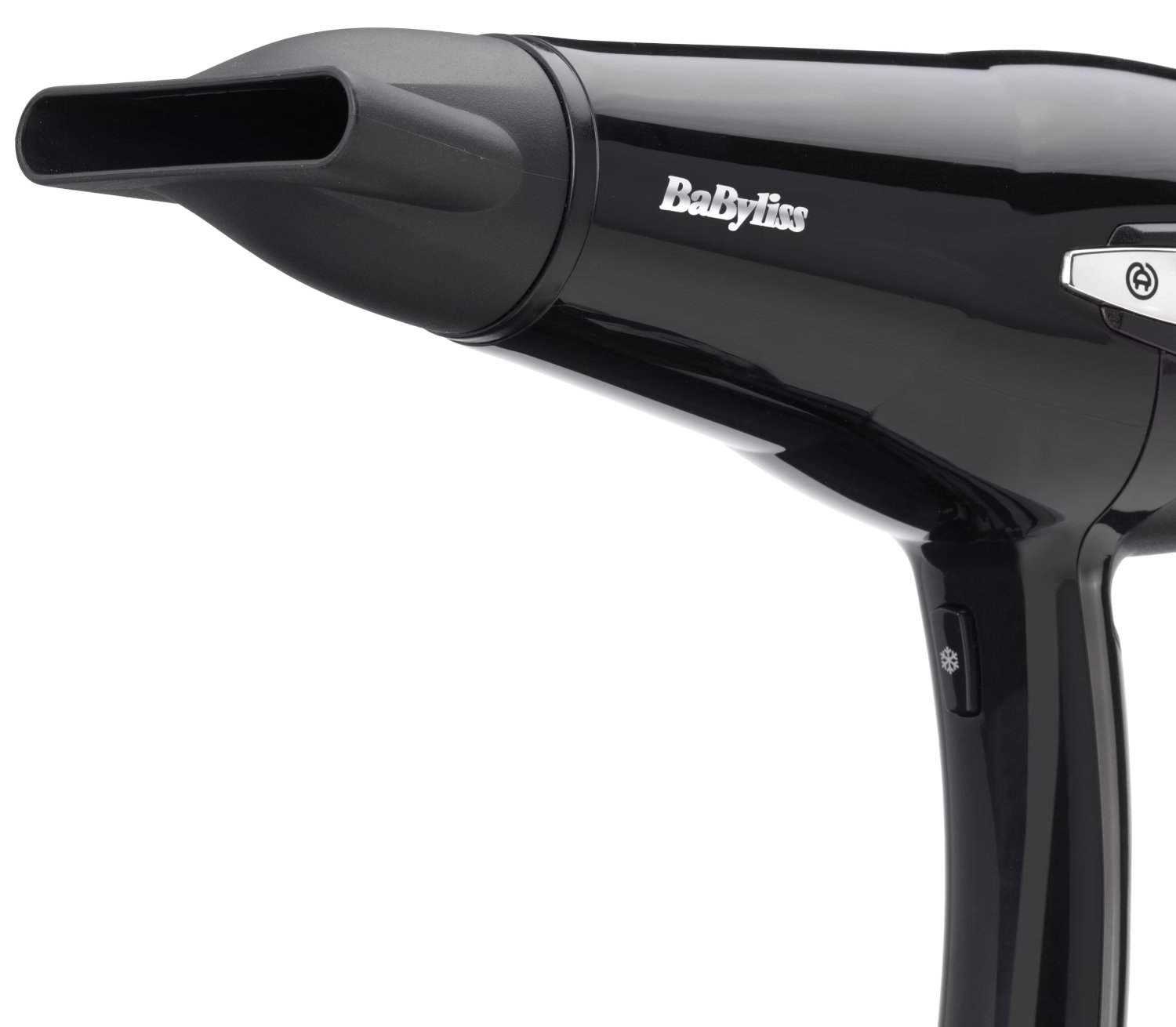 Egy fekete hajszárító közeli képe, fúvókával és a BabyLiss márkajelzéssel.