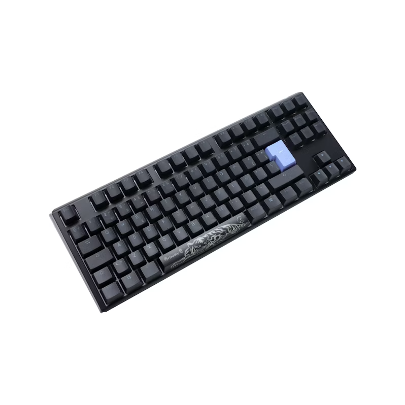 Teclado mecánico negro con teclas negras y tecla escape azul. Fondo blanco.