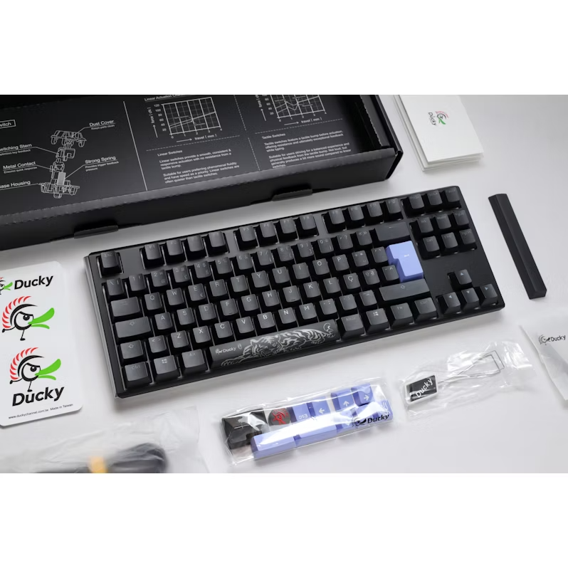 Un teclado negro con varios accesorios.