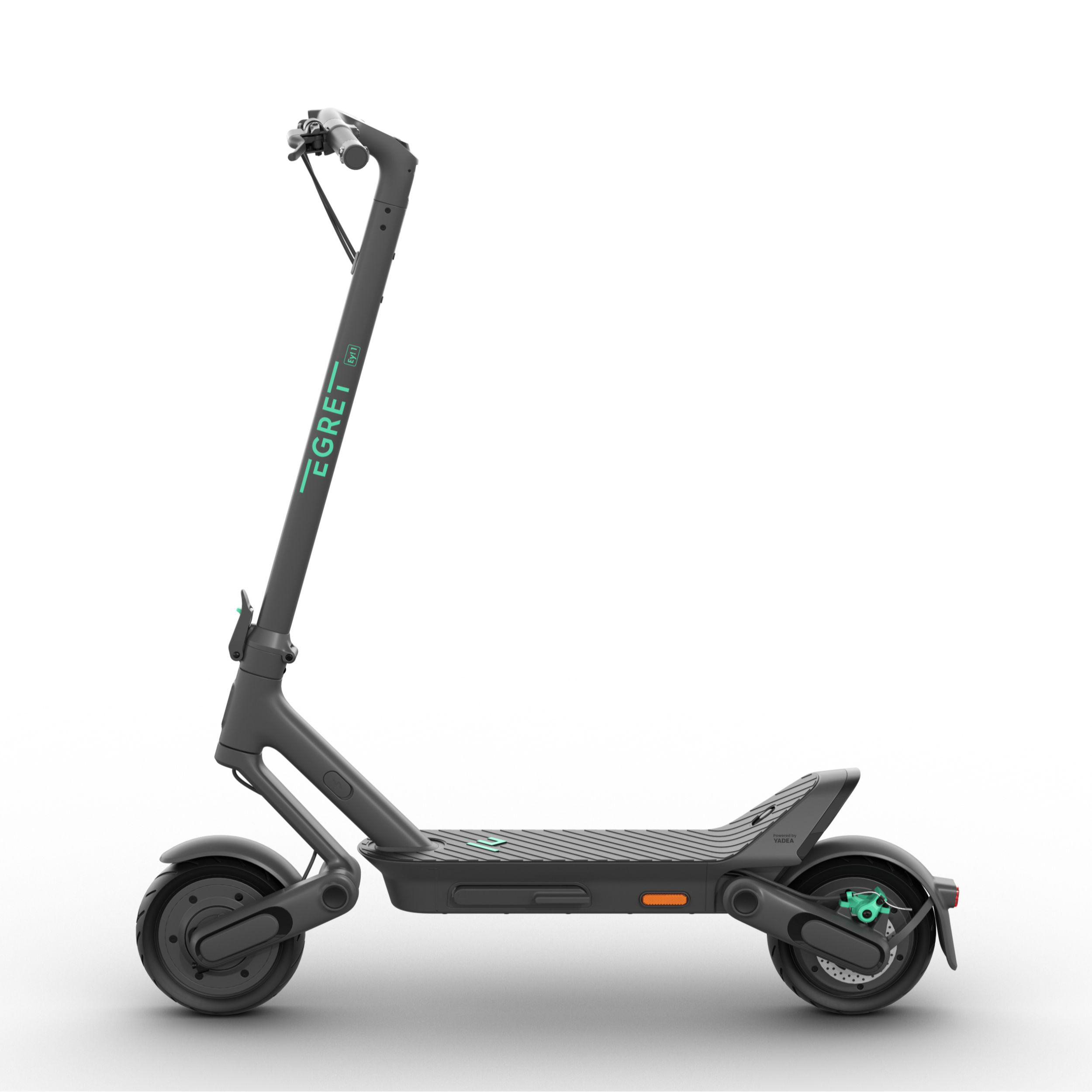 Ein grauer Elektroroller auf weißem Hintergrund. Der Roller hat grüne Akzente.