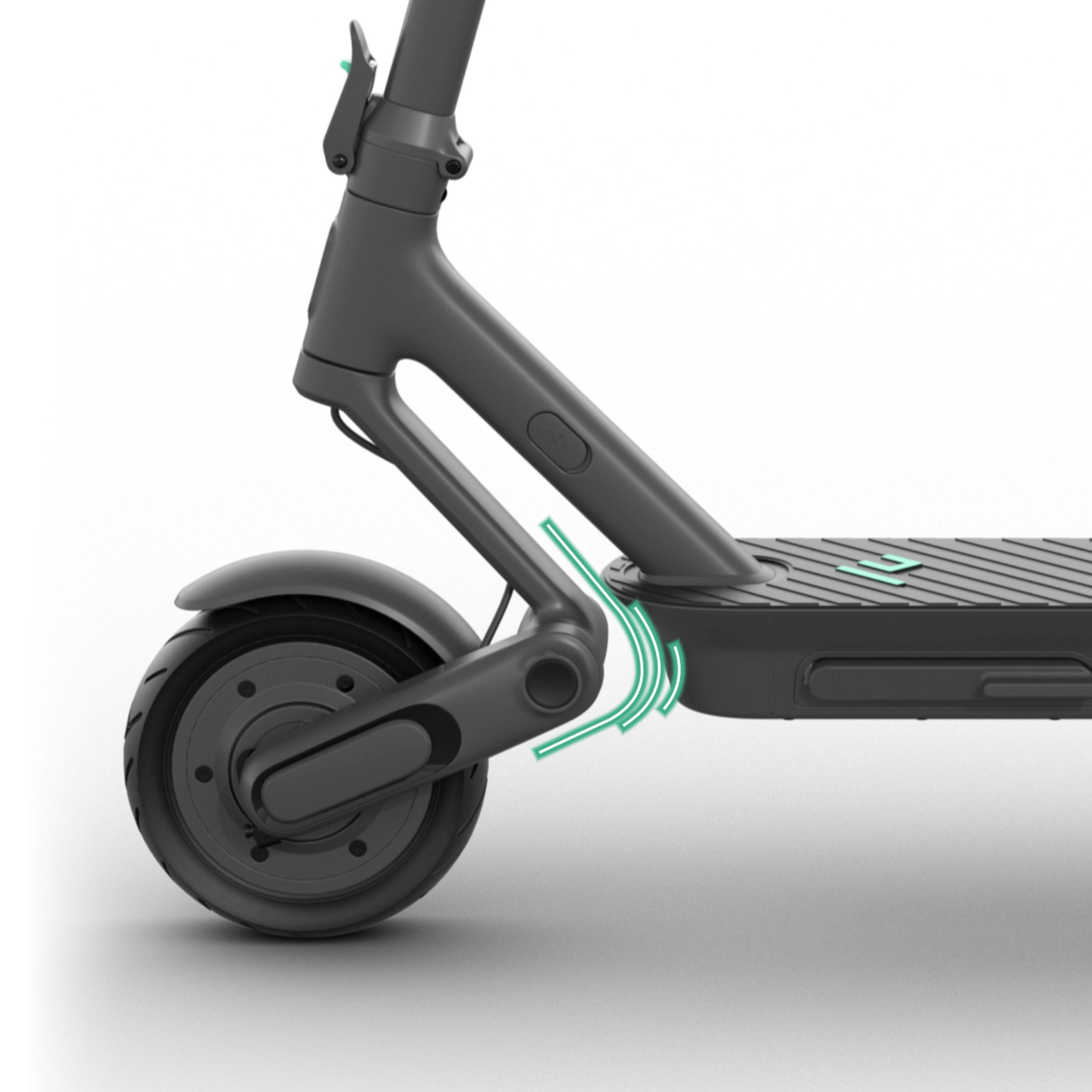 Nahaufnahme eines grauen Rollerreifens und -rahmens, der das Faltgelenk hervorhebt.