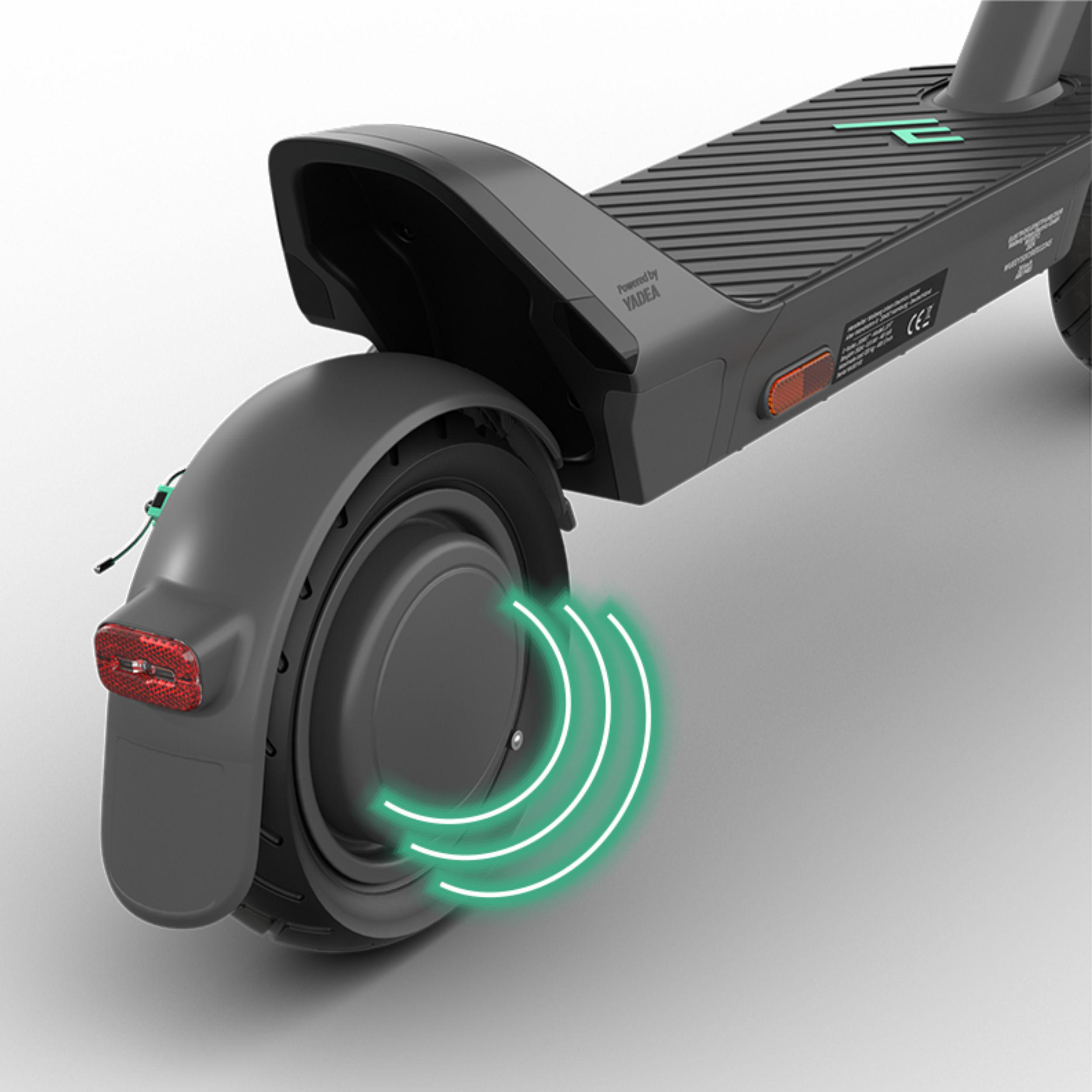 Hinterrad eines grauen Elektrorollers mit grünem Licht darum.