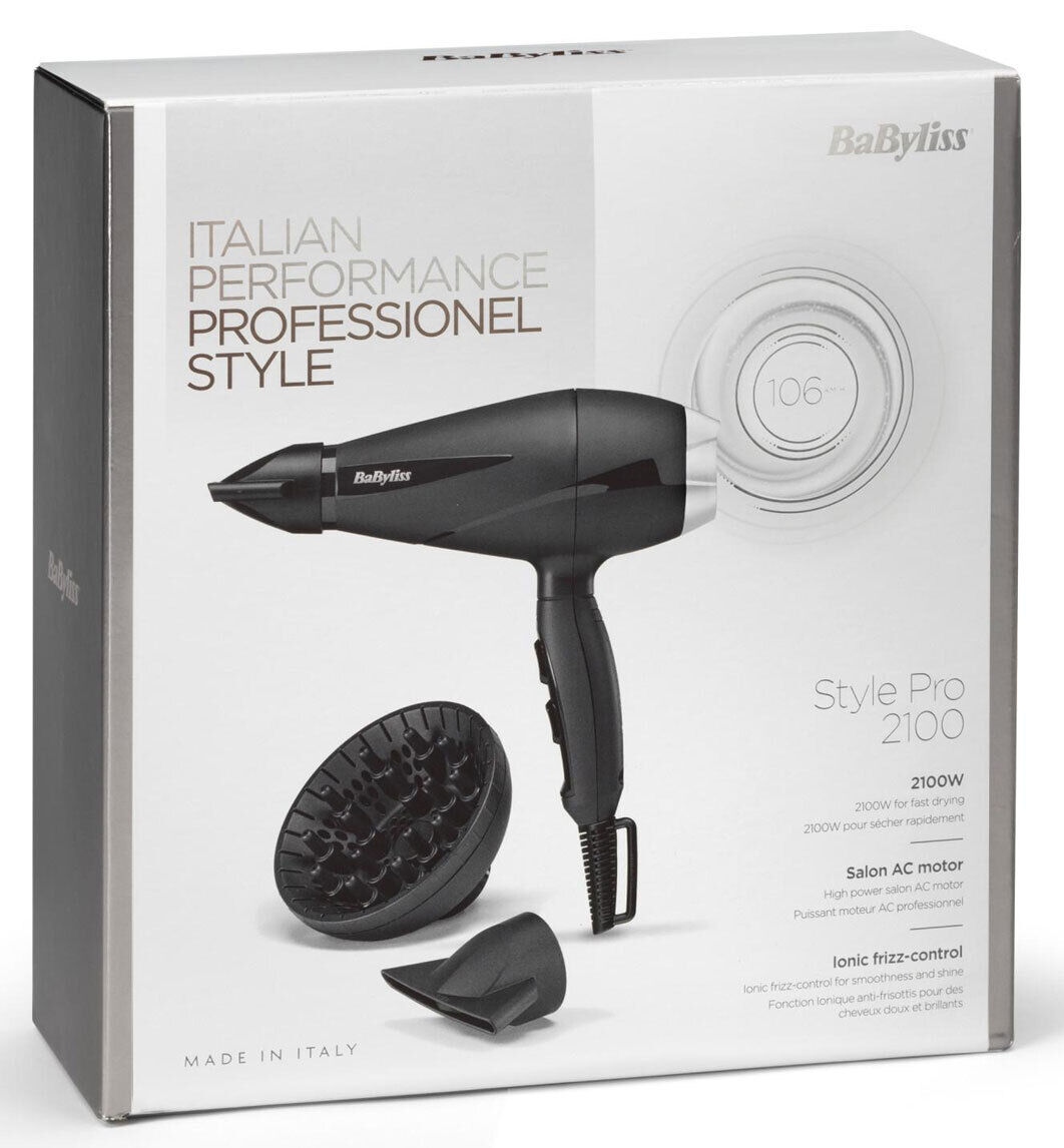 Hajszárító tartozékokkal dobozban, 'Babyliss Style Pro 2100' felirattal, fehér alapon.