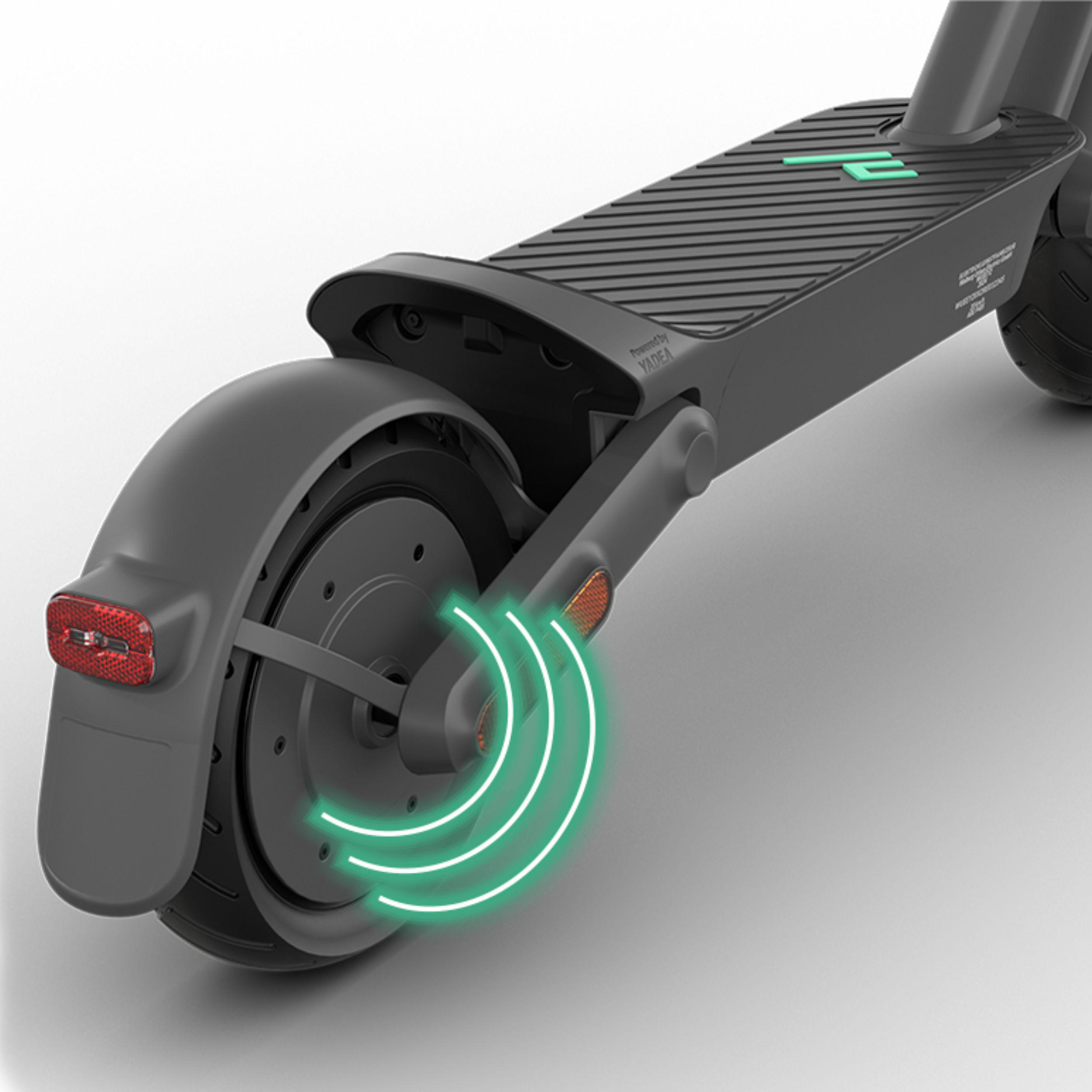 Hinterrad eines grauen Elektrorollers. Grünes kreisförmiges Licht geht vom Rad aus.