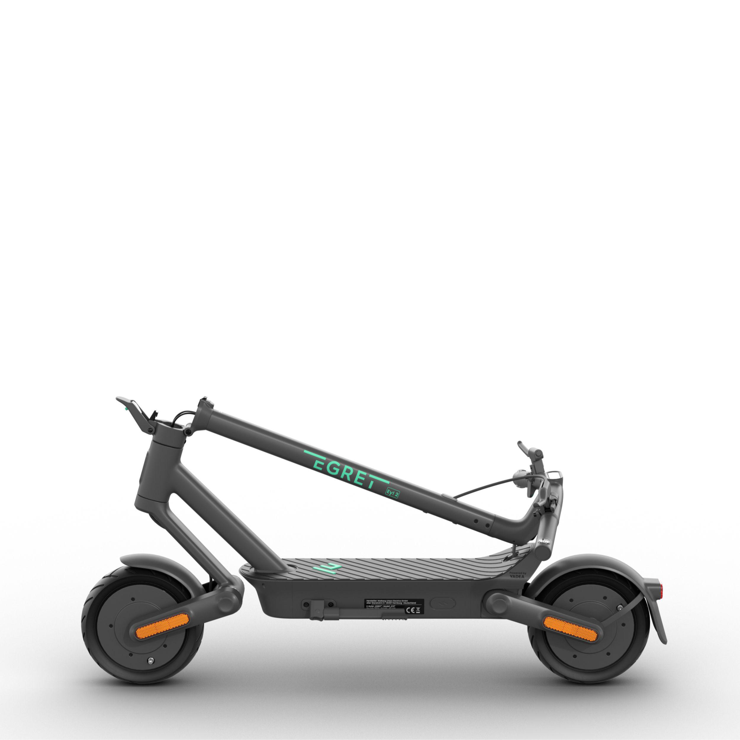Gefalteter grauer Elektroroller auf weißem Hintergrund, zeigt die Marke Egret.