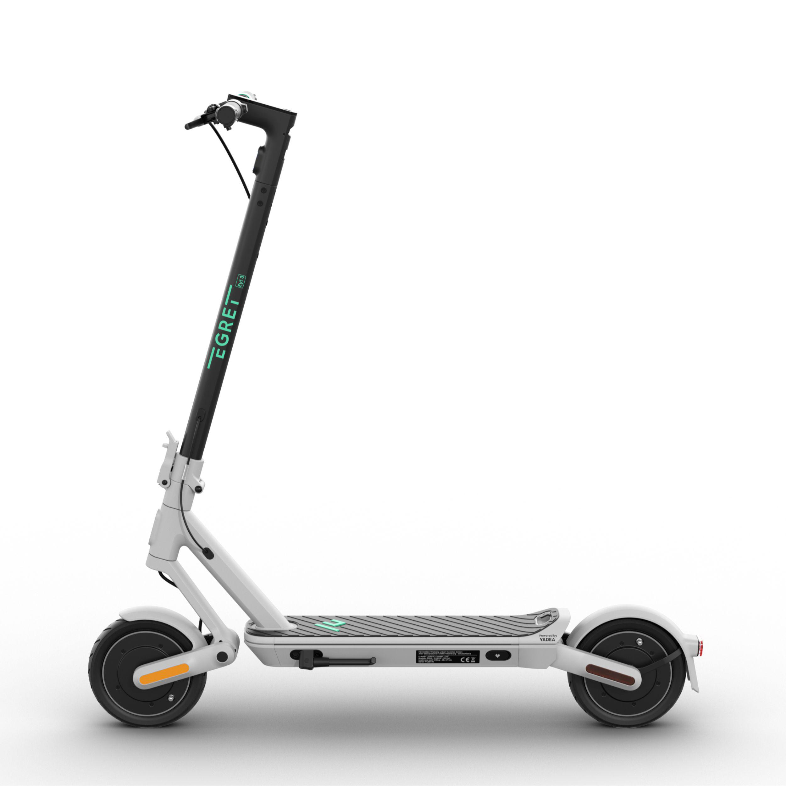 Weißer und schwarzer Elektroroller. Der Roller steht auf weißem Hintergrund.