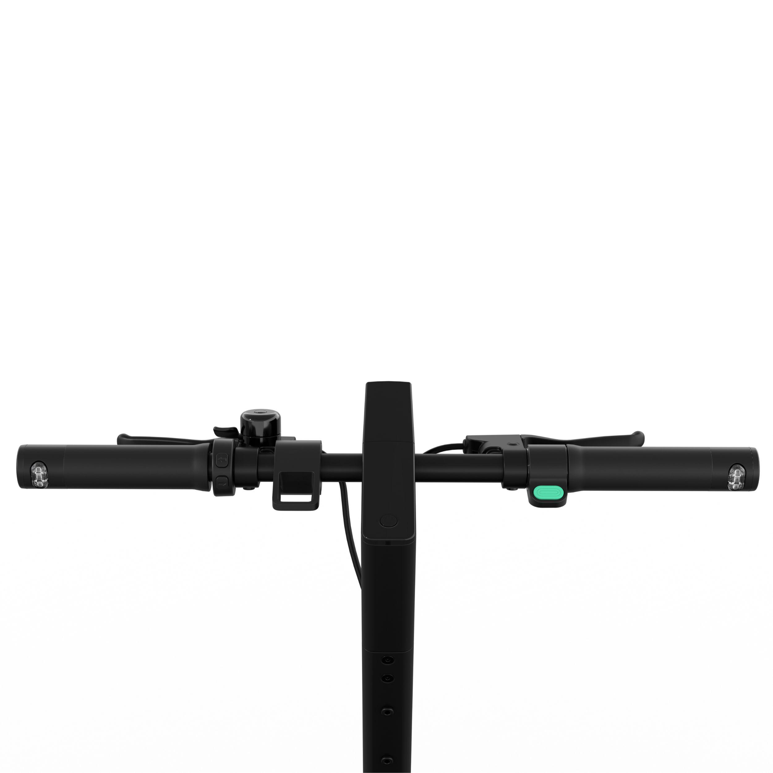 Schwarzer Rollerlenker vor weißem Hintergrund.