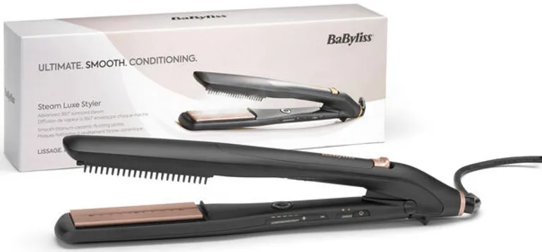 Fekete hajsimító egy dobozzal. A dobozon a Babyliss és a Steam Luxe Styler felirat látható.