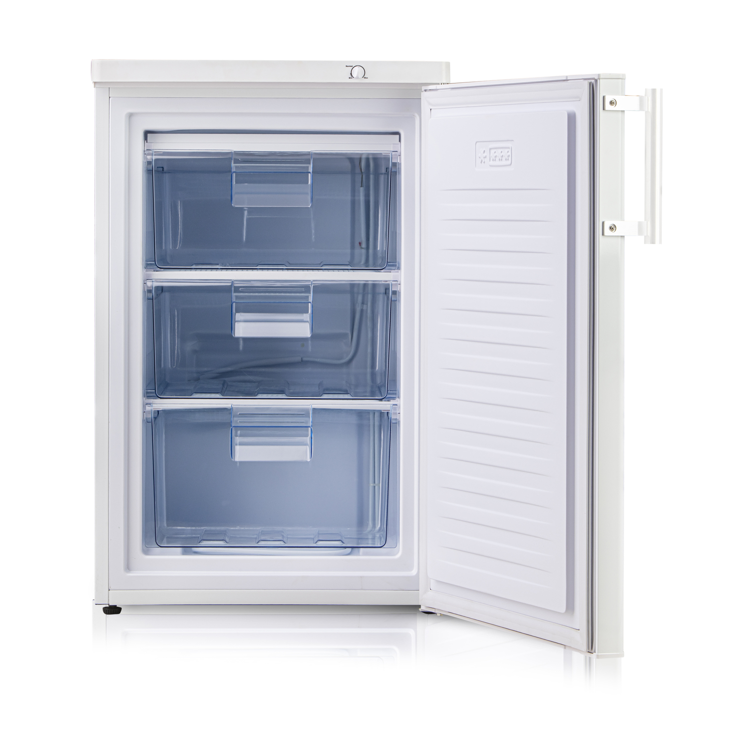 Un réfrigérateur blanc avec la porte ouverte, révélant trois tiroirs à l'intérieur, fond blanc.