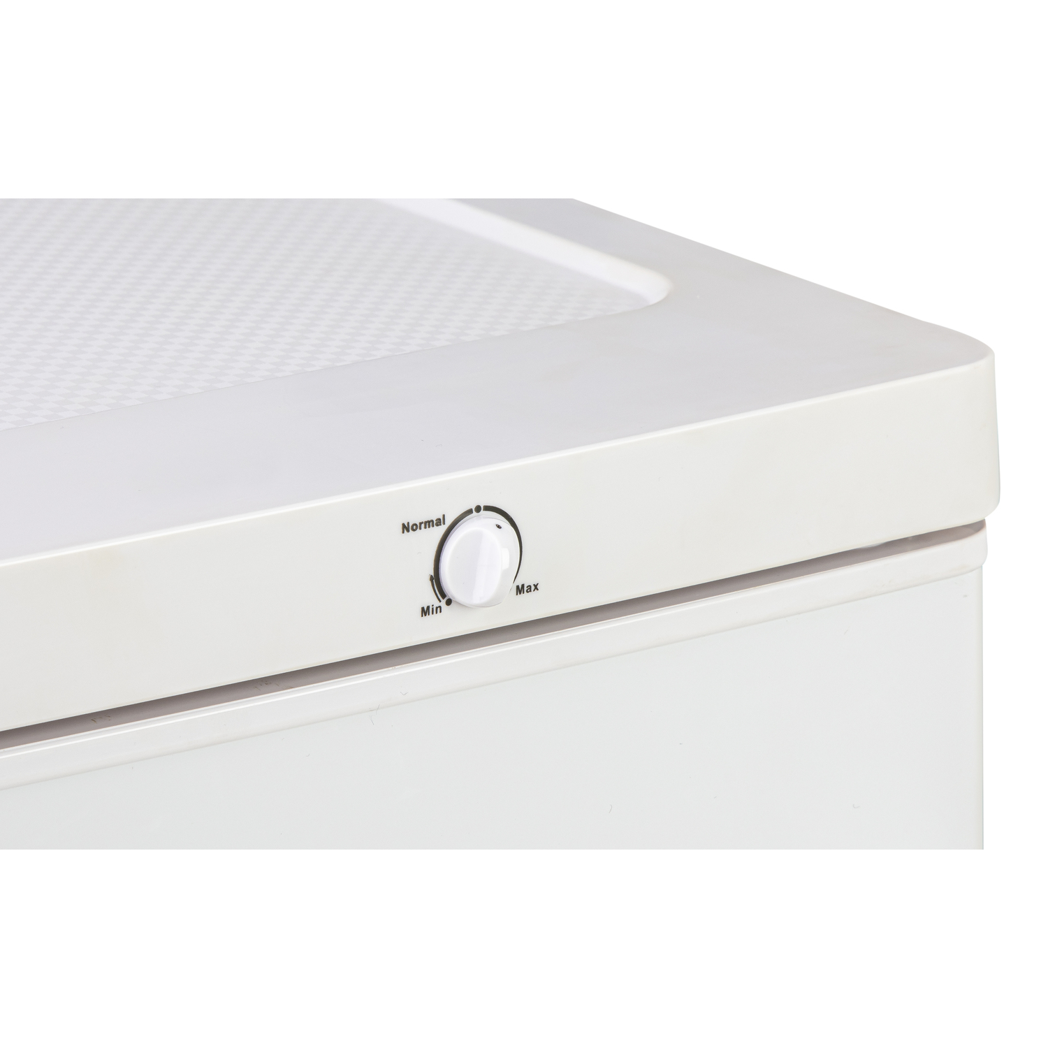 Congélateur blanc avec un bouton de contrôle de température. Le bouton indique Min à Max.