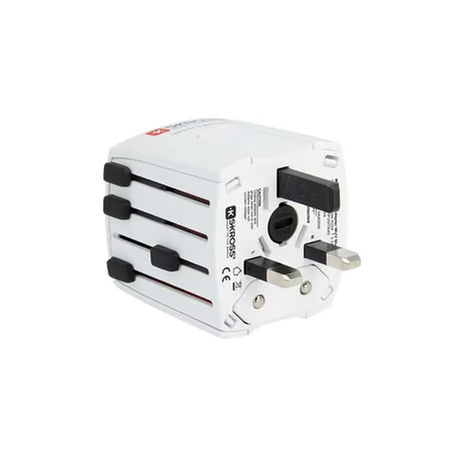 Witte reisadapter met zwarte en zilveren stekkers en knoppen, op een witte achtergrond.