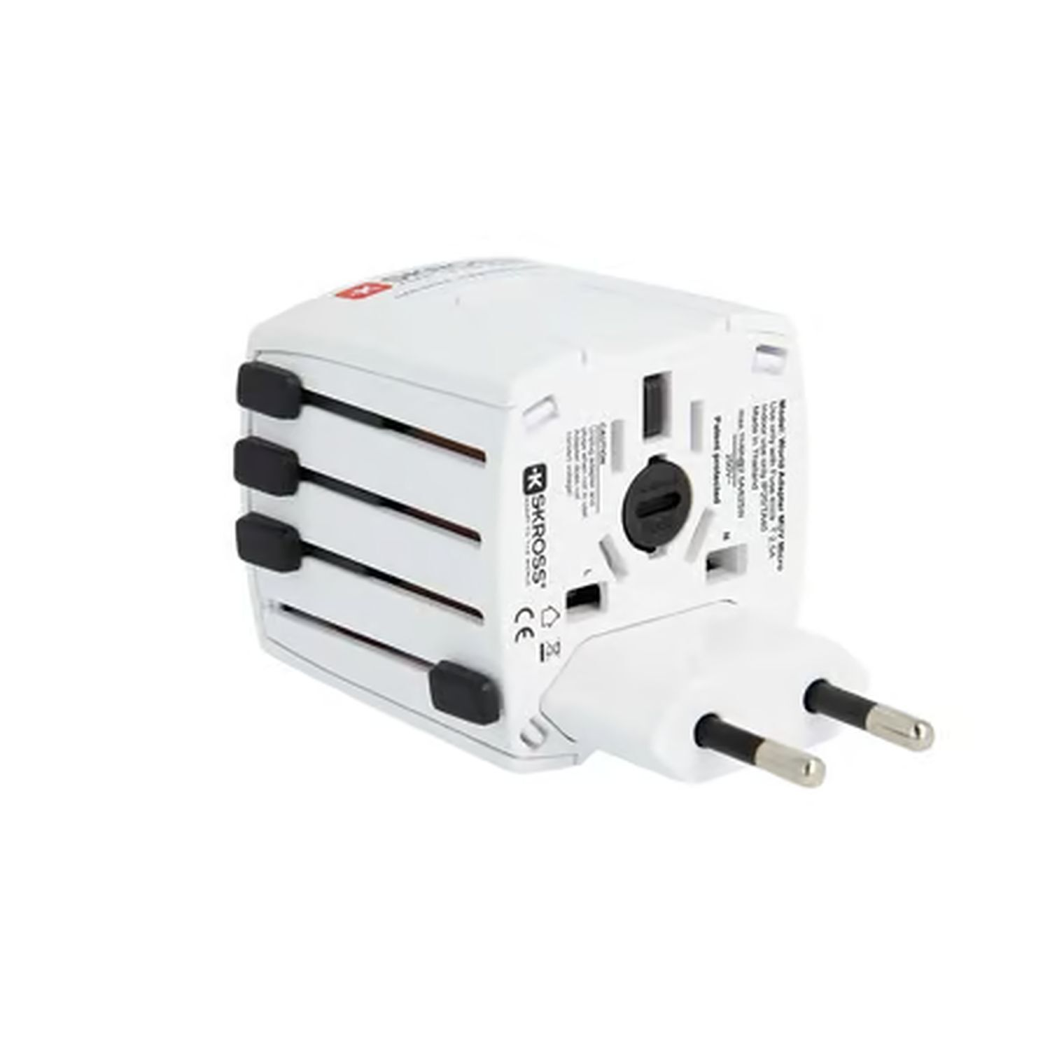 Witte reisadapter met diverse stekker types en zwarte accenten. Geïsoleerd op wit.