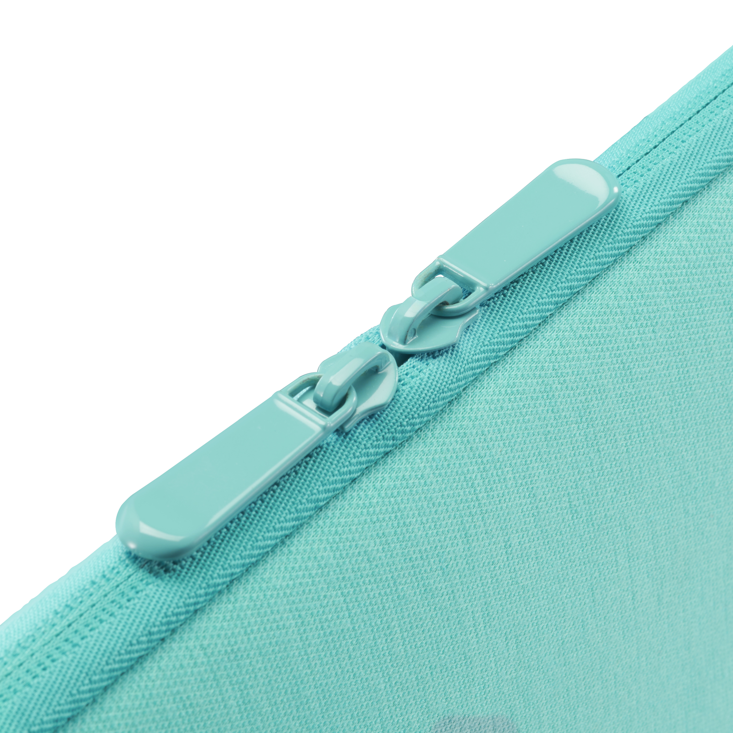 Close-up van twee aqua-kleurige ritstrekkers. De trekkers zijn verbonden met een blauwgroene stof.