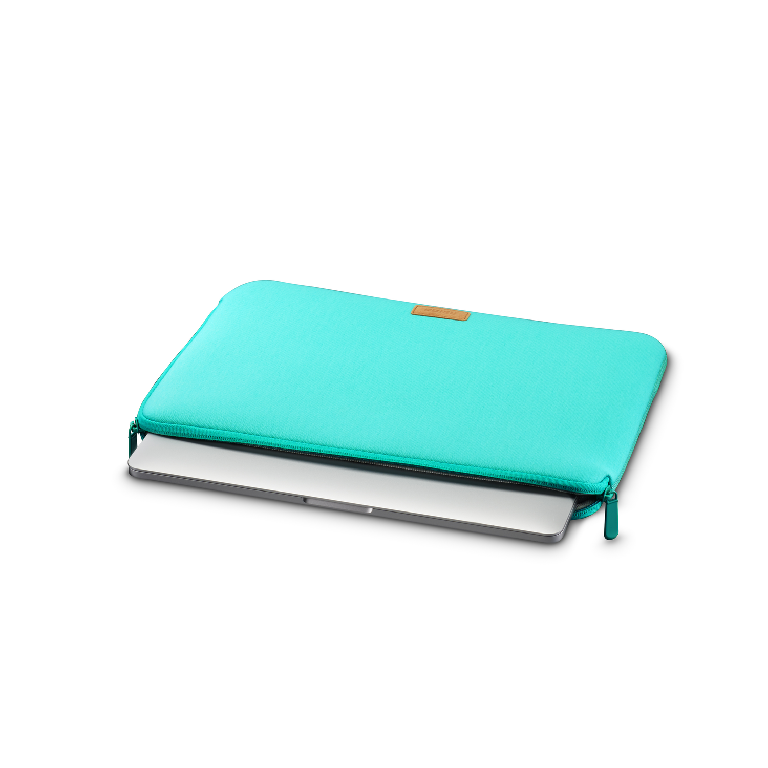 Een turquoise laptoptas met een zilveren laptop gedeeltelijk erin, op een witte achtergrond.