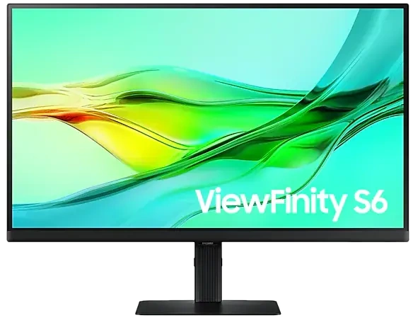 Een zwarte Samsung ViewFinity S6 monitor. Hij heeft een breed scherm en een zwarte standaard. De achtergrond is lichtgroen.
