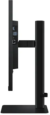 Zwarte monitor van de zijkant. Het is gemonteerd op een standaard met USB-poorten.