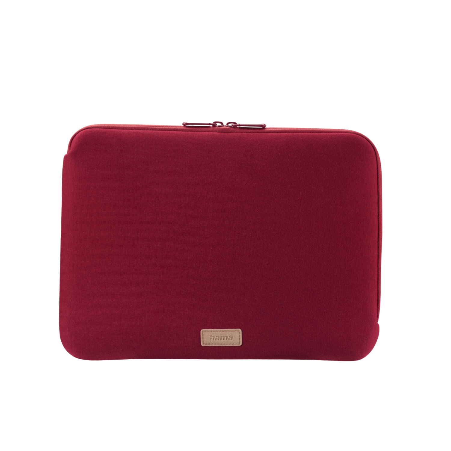 Een rode laptoptas met een bruin label, geïsoleerd op een zwarte achtergrond.
