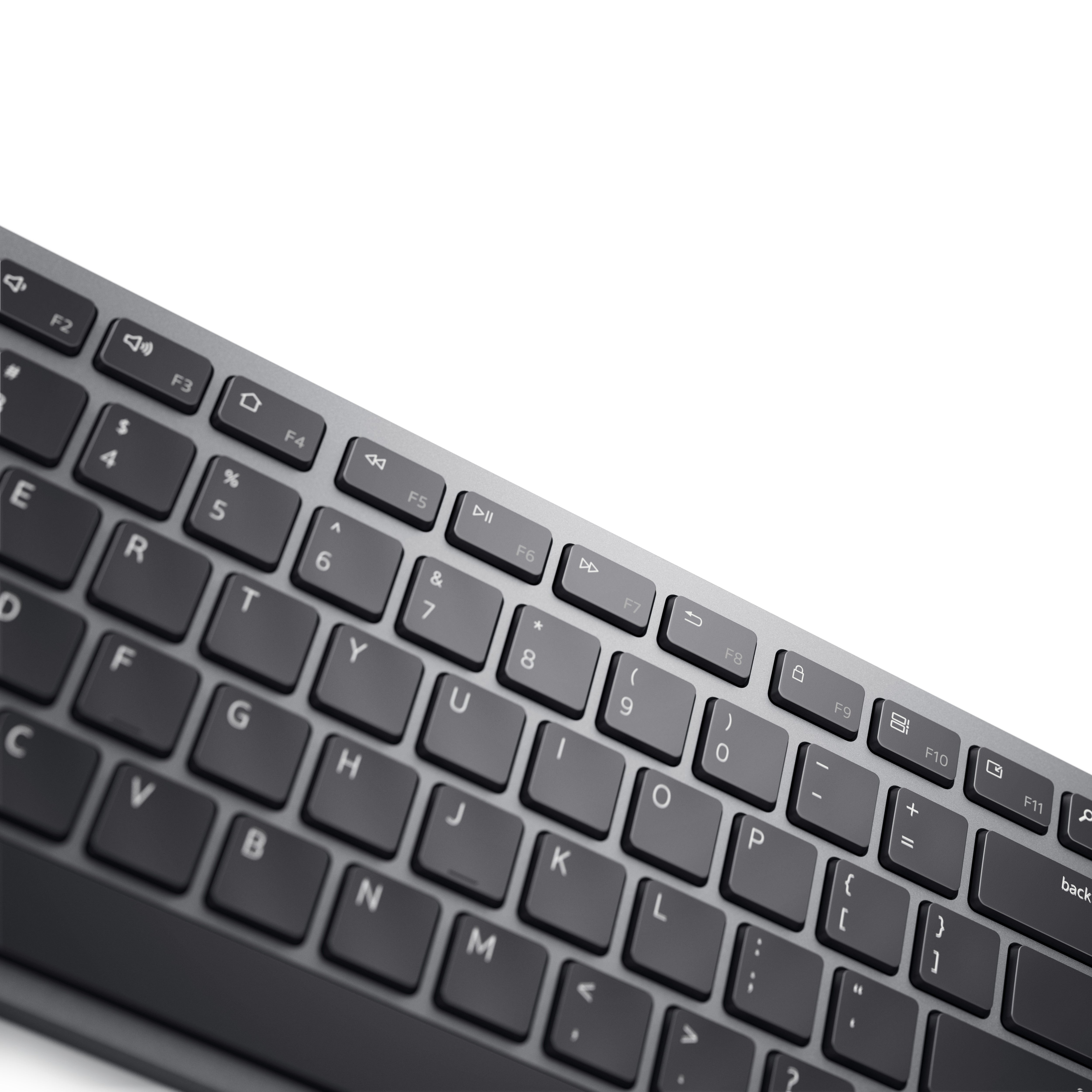 Nahaufnahme einer schwarzen Tastatur mit weißen Tastenbuchstaben. Der Hintergrund ist weiß.