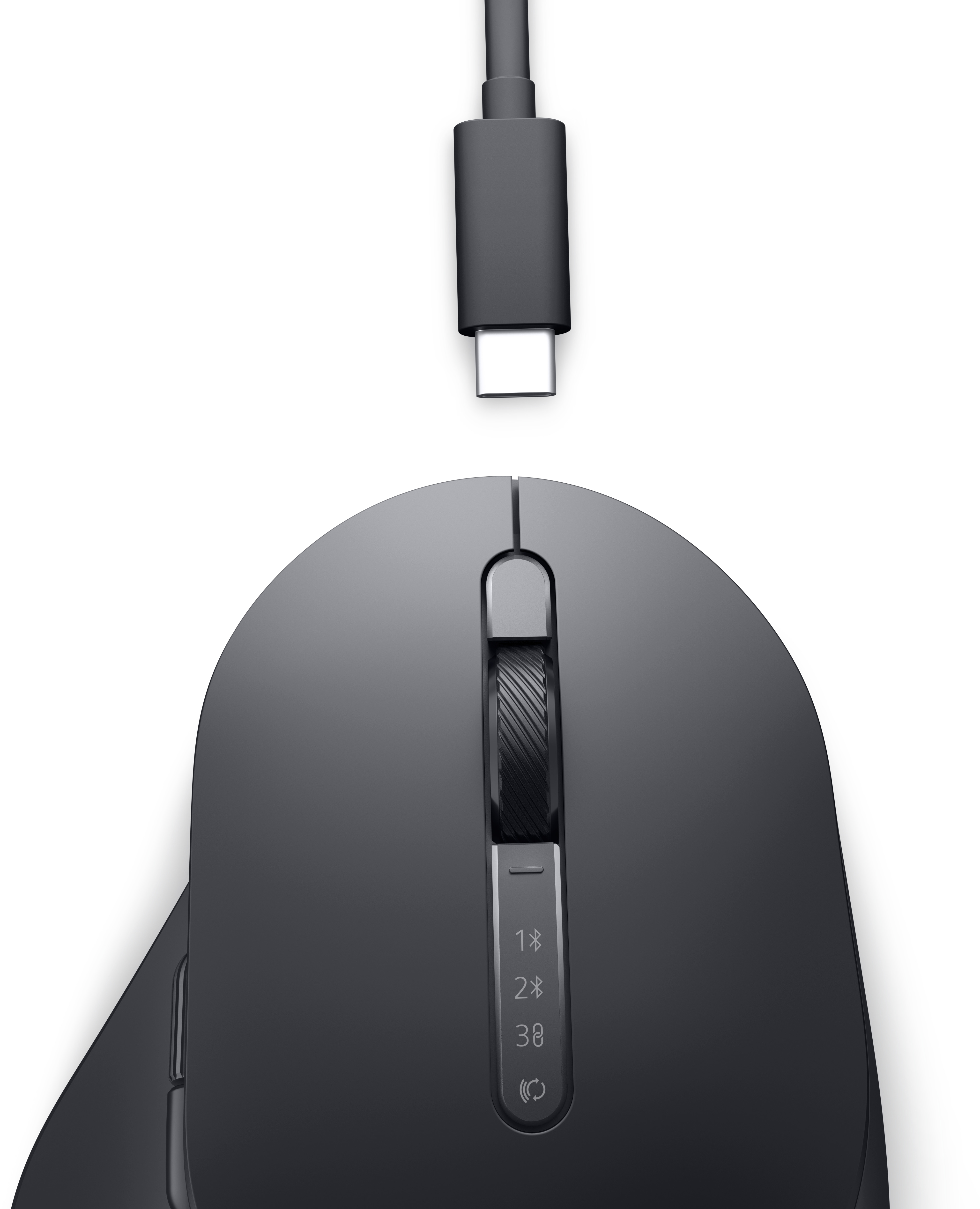 Eine schwarze Computermaus wird von oben gezeigt, mit einem USB-C-Kabel darüber, vor einem weißen Hintergrund.
