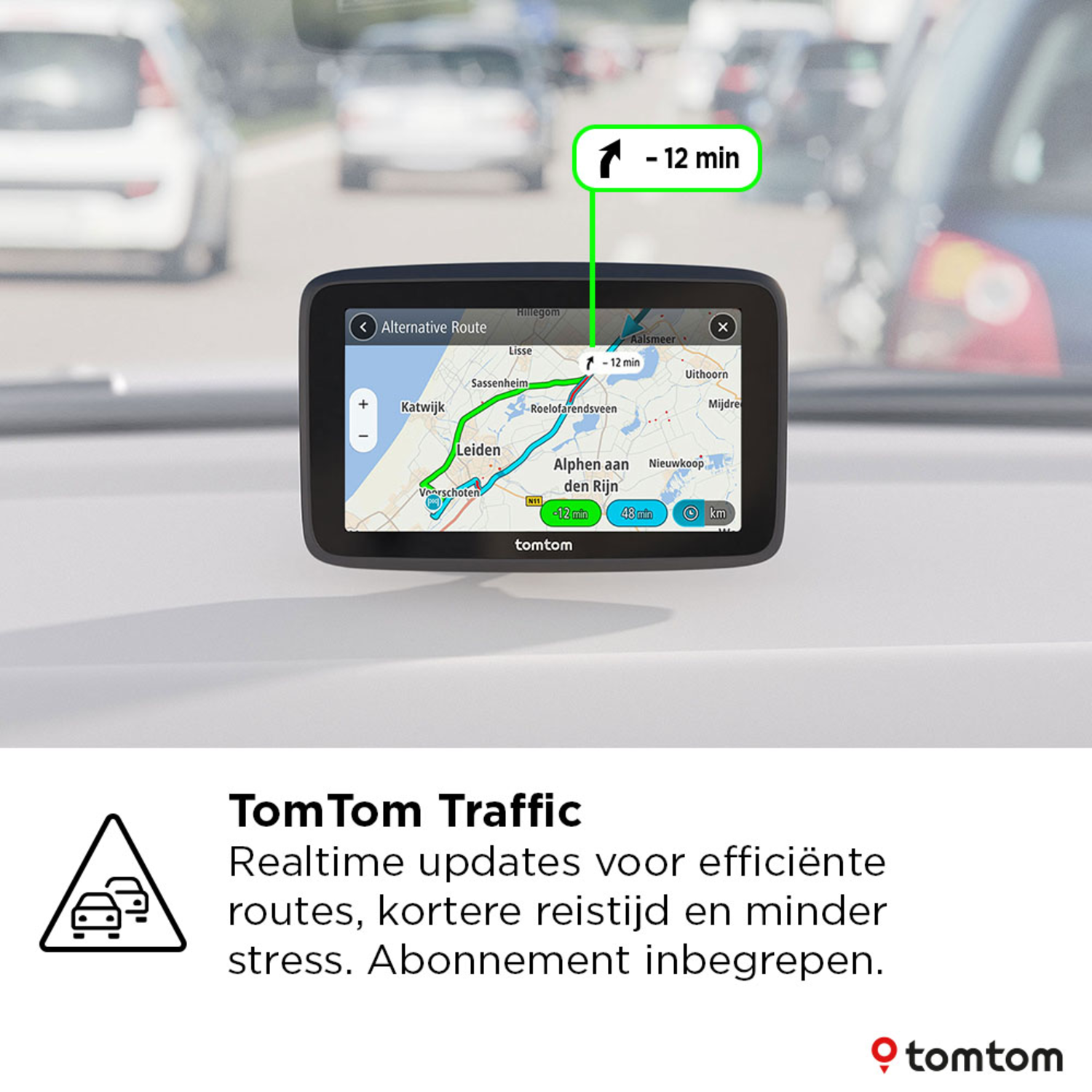 Een GPS-apparaat in een auto toont een route op een kaart. Het benadrukt een tijdsverschil van 12 minuten.