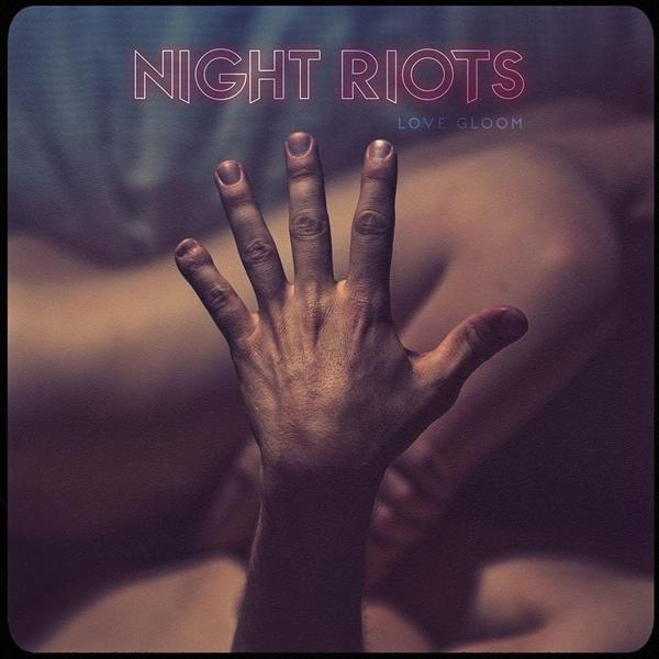 Egy kéz nyúlik előre, a háttérben a „NIGHT RIOTS LOVE GLOOM” felirattal.