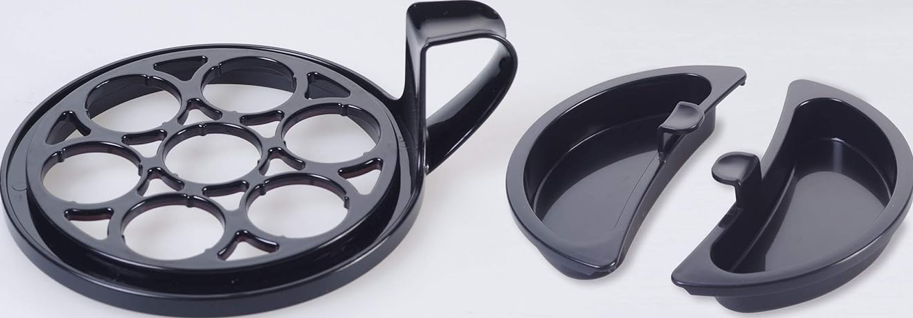 Parti in plastica nera di un cuocitore di uova. Base rotonda con fori e due vassoi semicircolari.