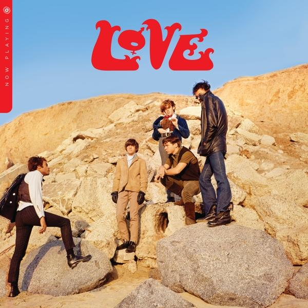 Albumcover der Band Love. Fünf Personen stehen auf Felsen in einer Wüstenlandschaft.