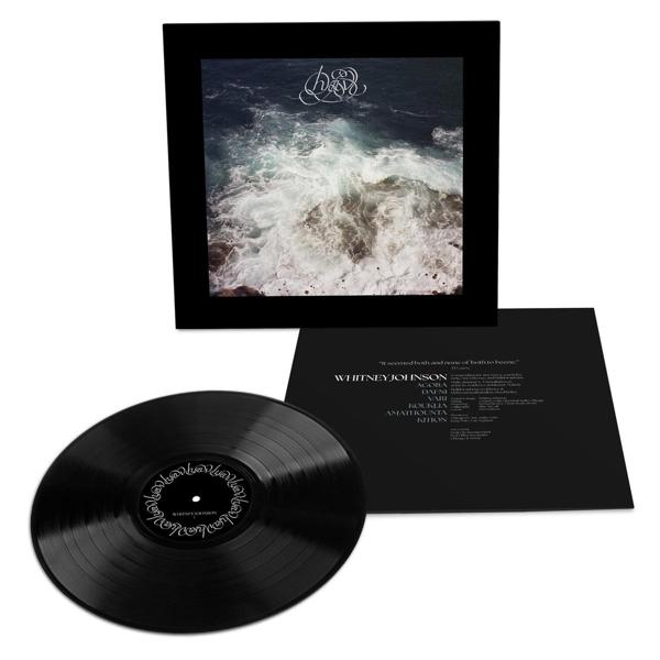 Ein Vinyl-Schallplattenalbum mit Cover-Art von Meereswellen und einer schwarzen Vinyl-Schallplatte auf weißer Oberfläche.