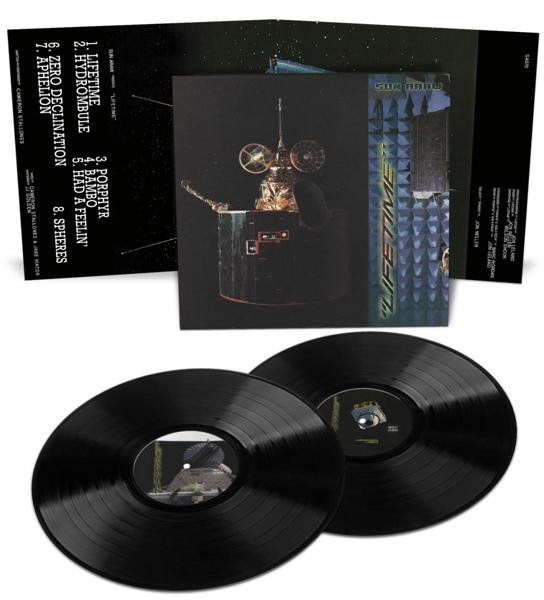 Album-Set: Zwei schwarze Vinylplatten mit Cover und Booklet.