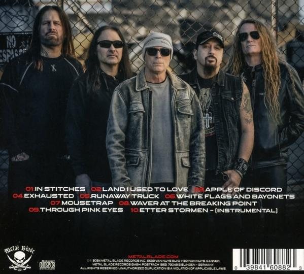 Albumcover mit Bandmitgliedern, Text und einem Logo.