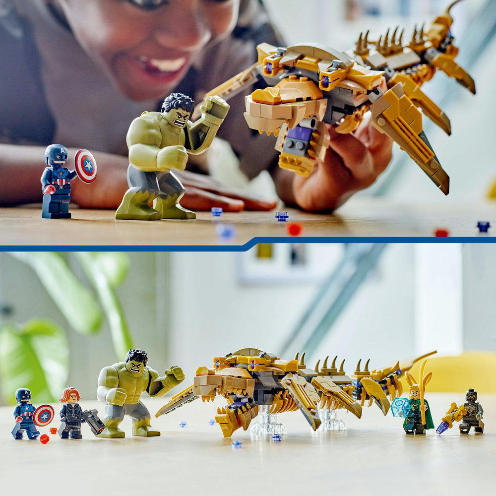 Lego-Set, Hulk vs. Thor. Kinder spielen mit Spielzeug. Lego-Figuren und gelbes Monster.