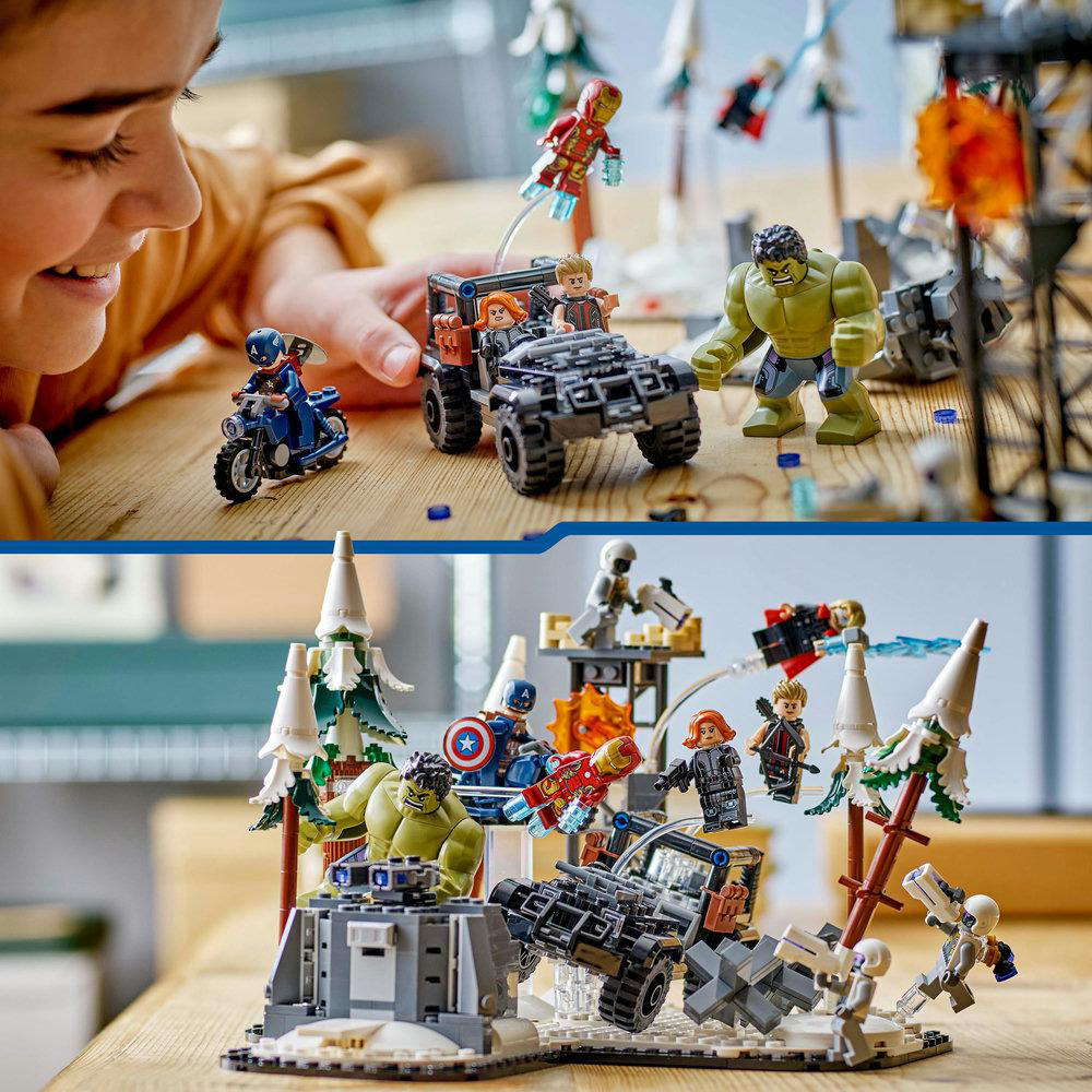 Ein Kind spielt mit einem Lego-Set von Marvel-Charakteren, darunter Iron Man und Hulk.