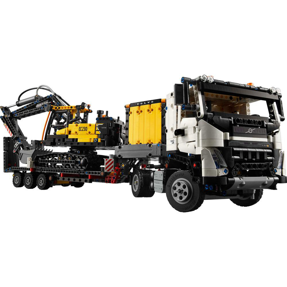 Ein Lego Technic-LKW mit einem Bagger auf dem Anhänger, einem gelben Container und einem weißen Hintergrund.