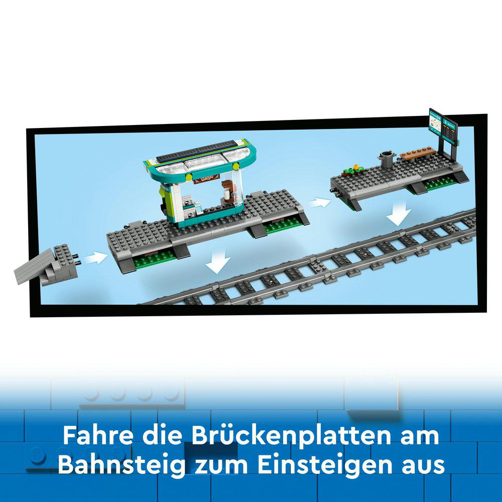 Lego-Bahnhof wird zusammengebaut. Gleise und Brückenkomponenten sind abgebildet. Text: Fahre die Brückenplatten am Bahnsteig zum Einstiegen aus.