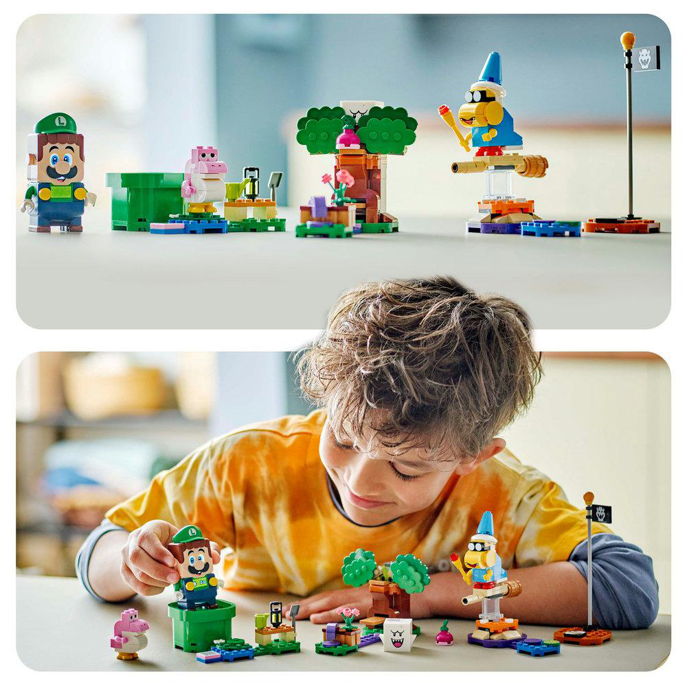 Lego-Set mit spielendem Kind, Lego-Figuren und Bäume sind sichtbar.