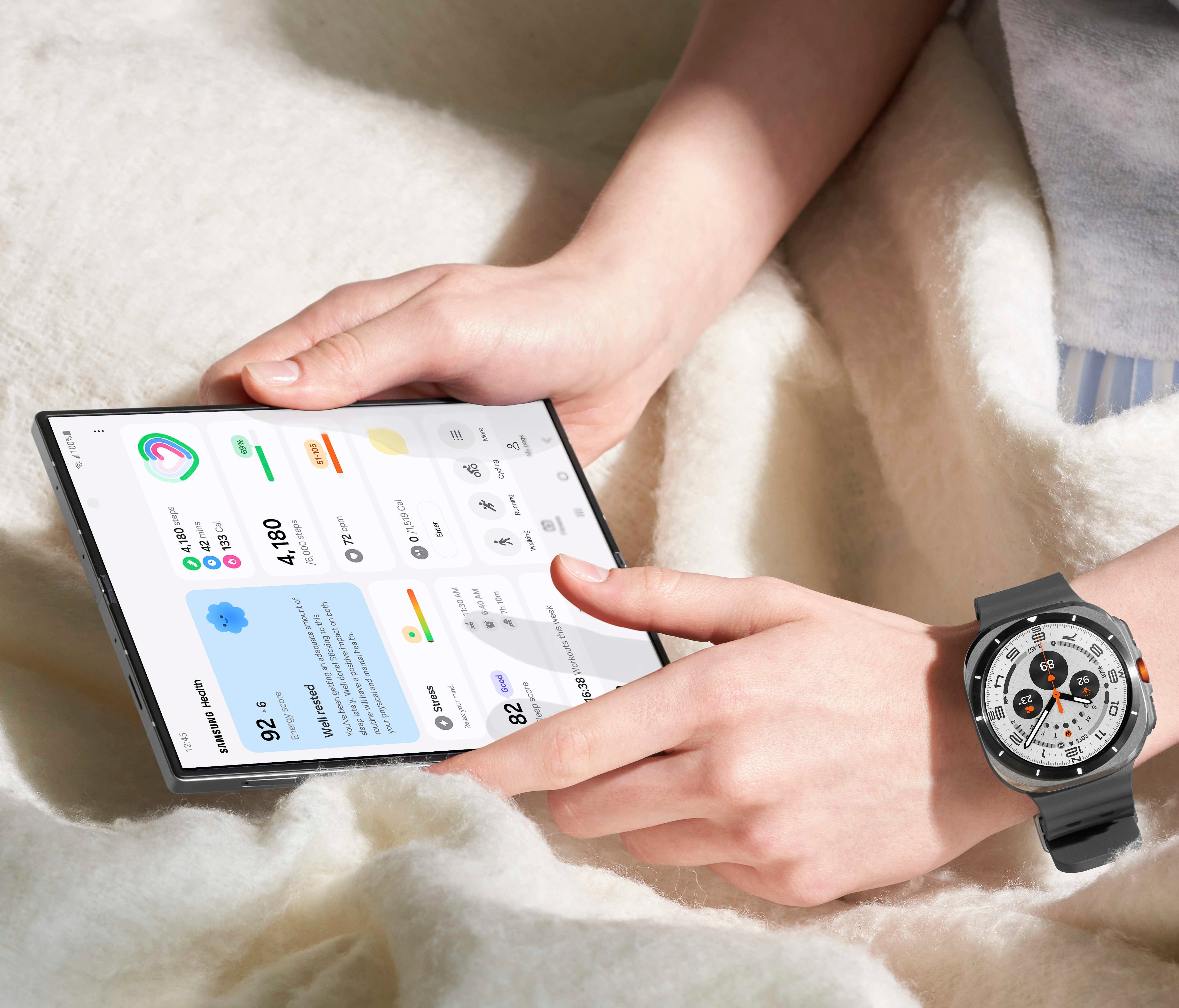 Osoba trzymająca tablet z danymi zdrowotnymi. Smartwatch na nadgarstku. Widoczne ustawienia.