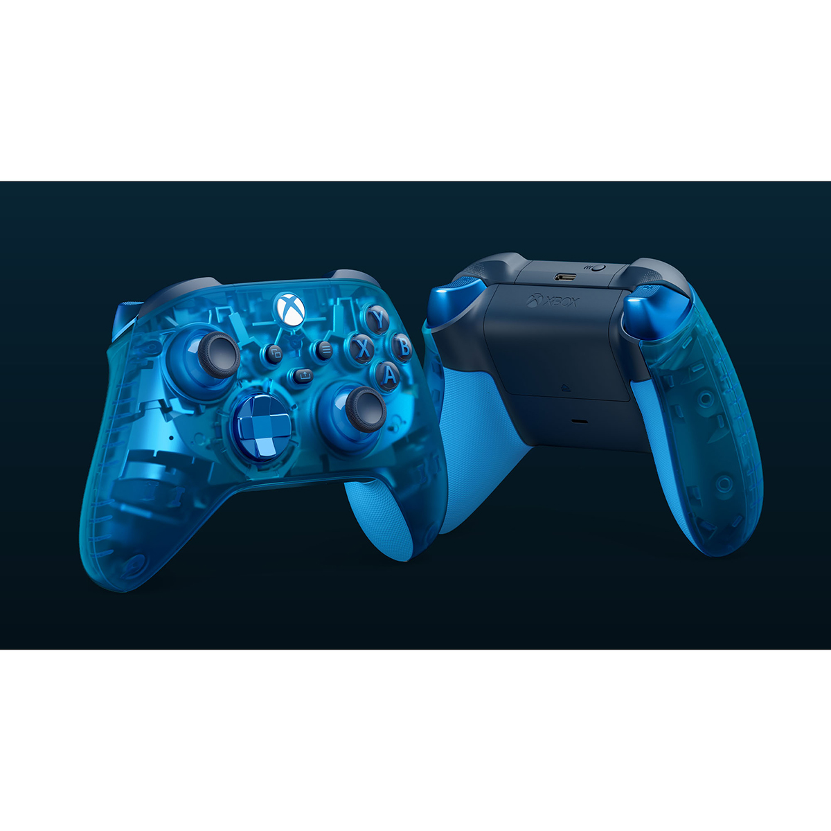 Twee blauwe, transparante Xbox-controllers. Eén toont de voorkant en de andere de achterkant.