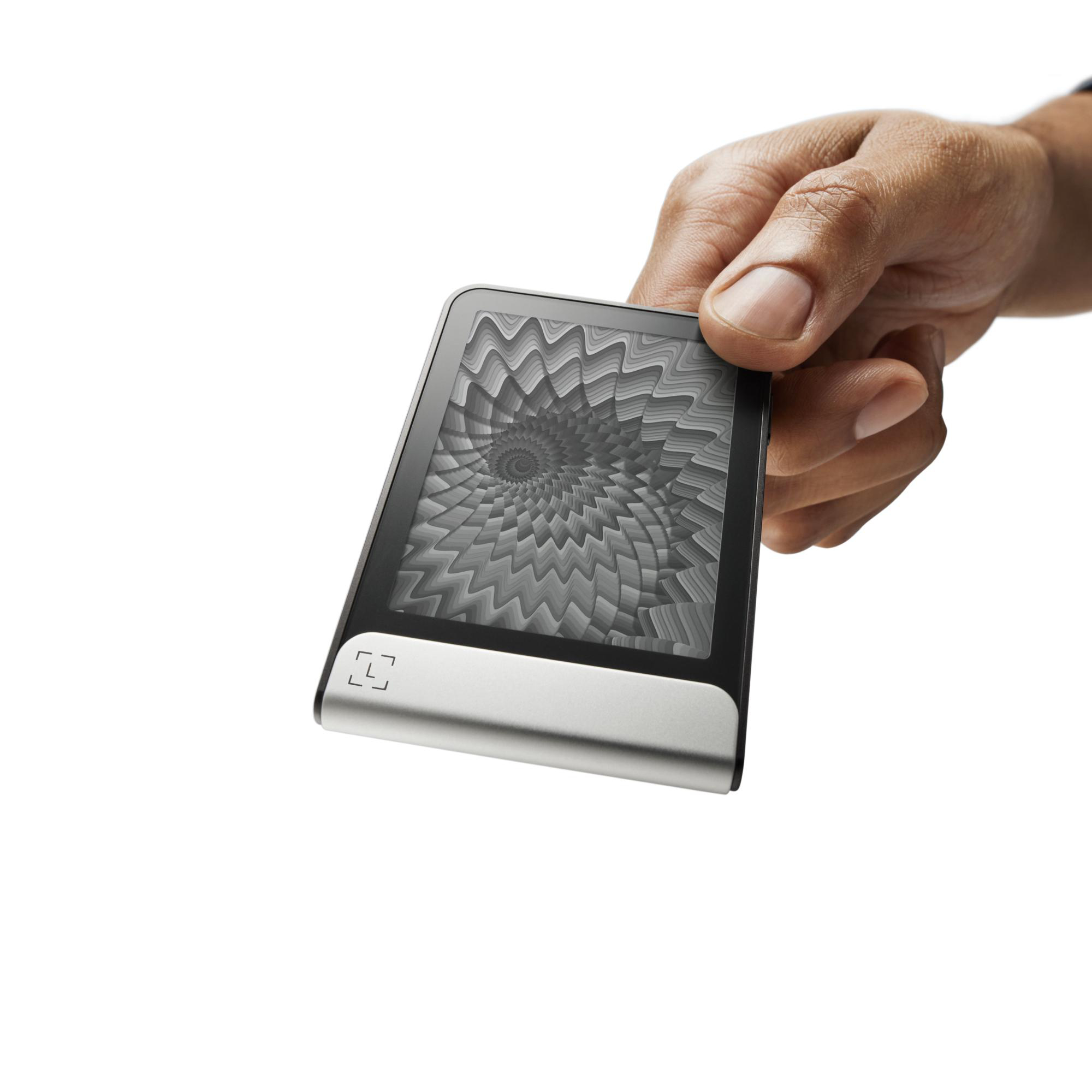 Eine Hand, die einen schwarz-silbernen E-Reader mit Spiralmuster hält.
