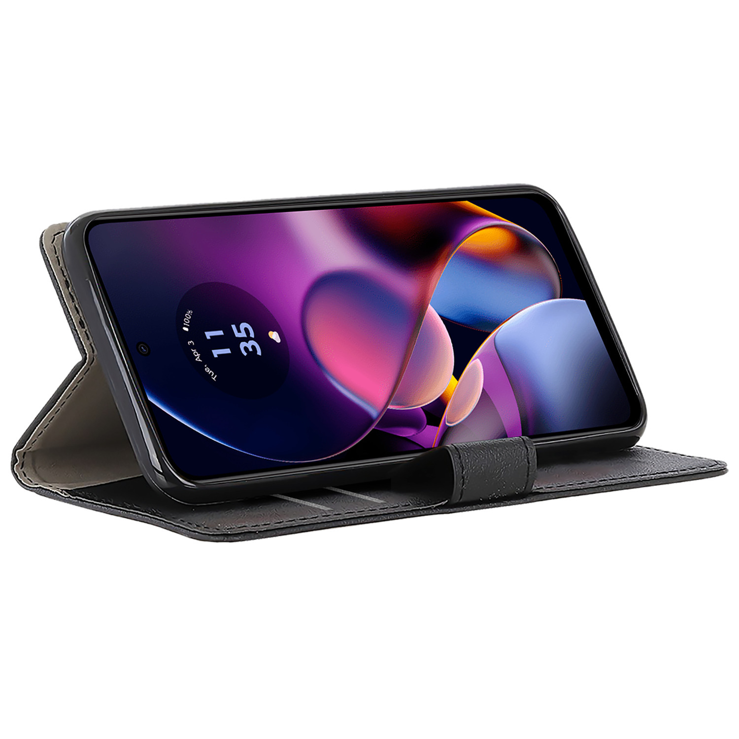 Een smartphone in een zwarte hoes met een display die een scherm toont, op een wit oppervlak.