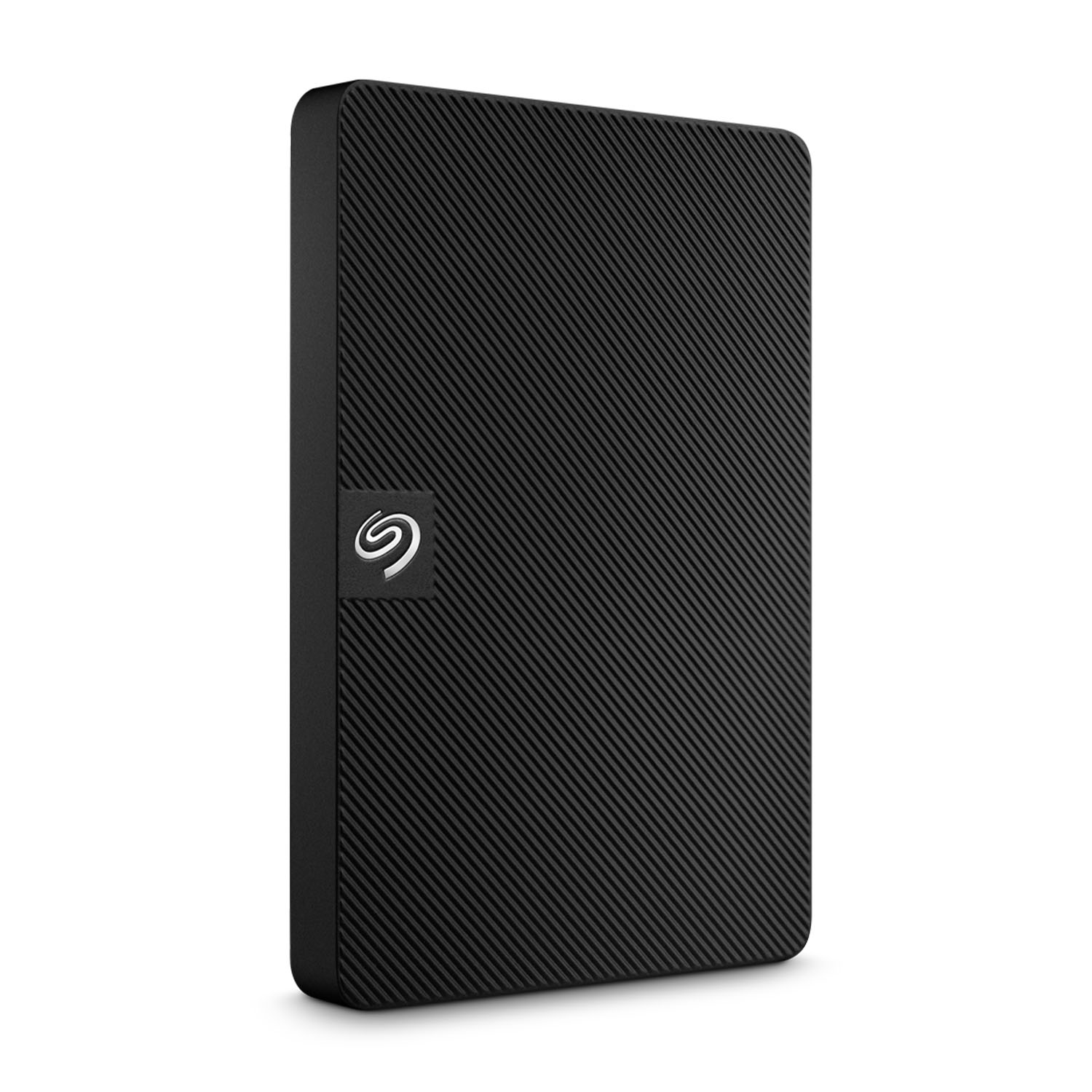 Disco rigido esterno nero, strutturato. Presenta il logo Seagate. Sfondo bianco.