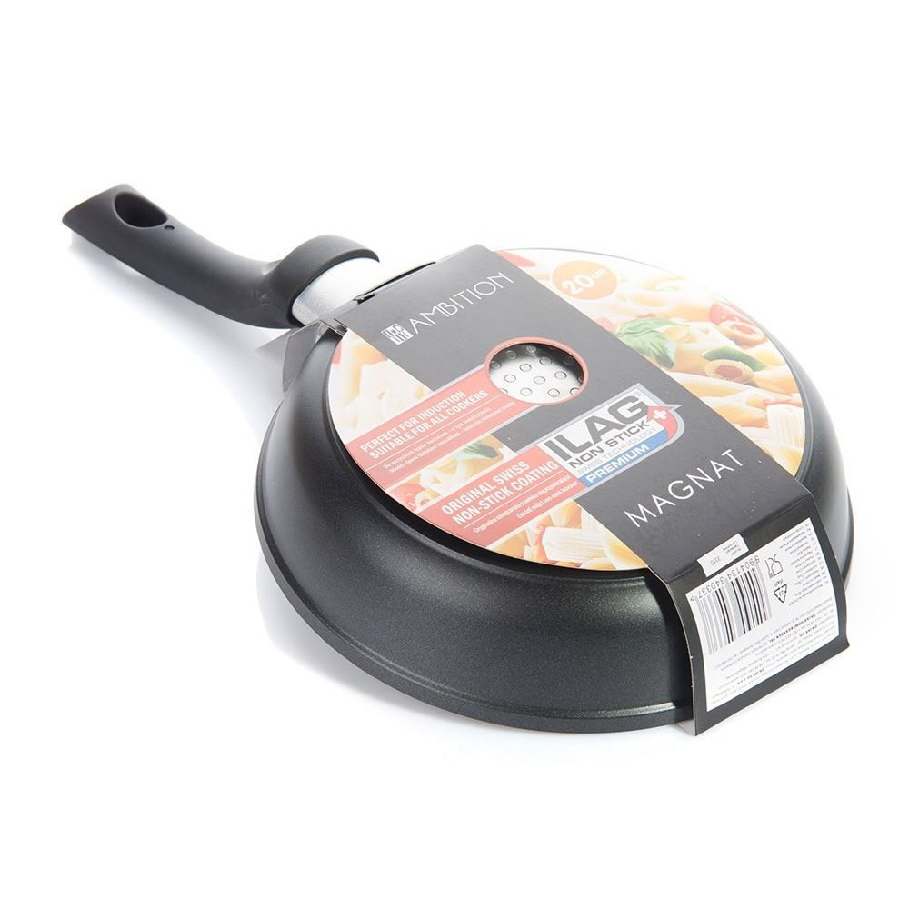 Czarna patelnia z czarnym uchwytem i naklejką marki na białym tle.